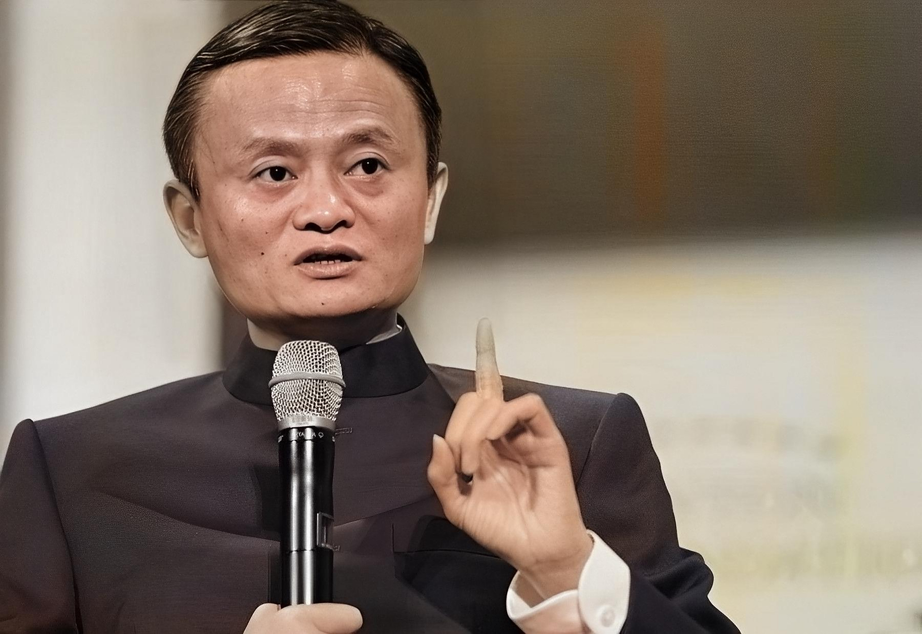 是一个可爱的婴儿,旁边是马云的父母,马来法和崔文彩.