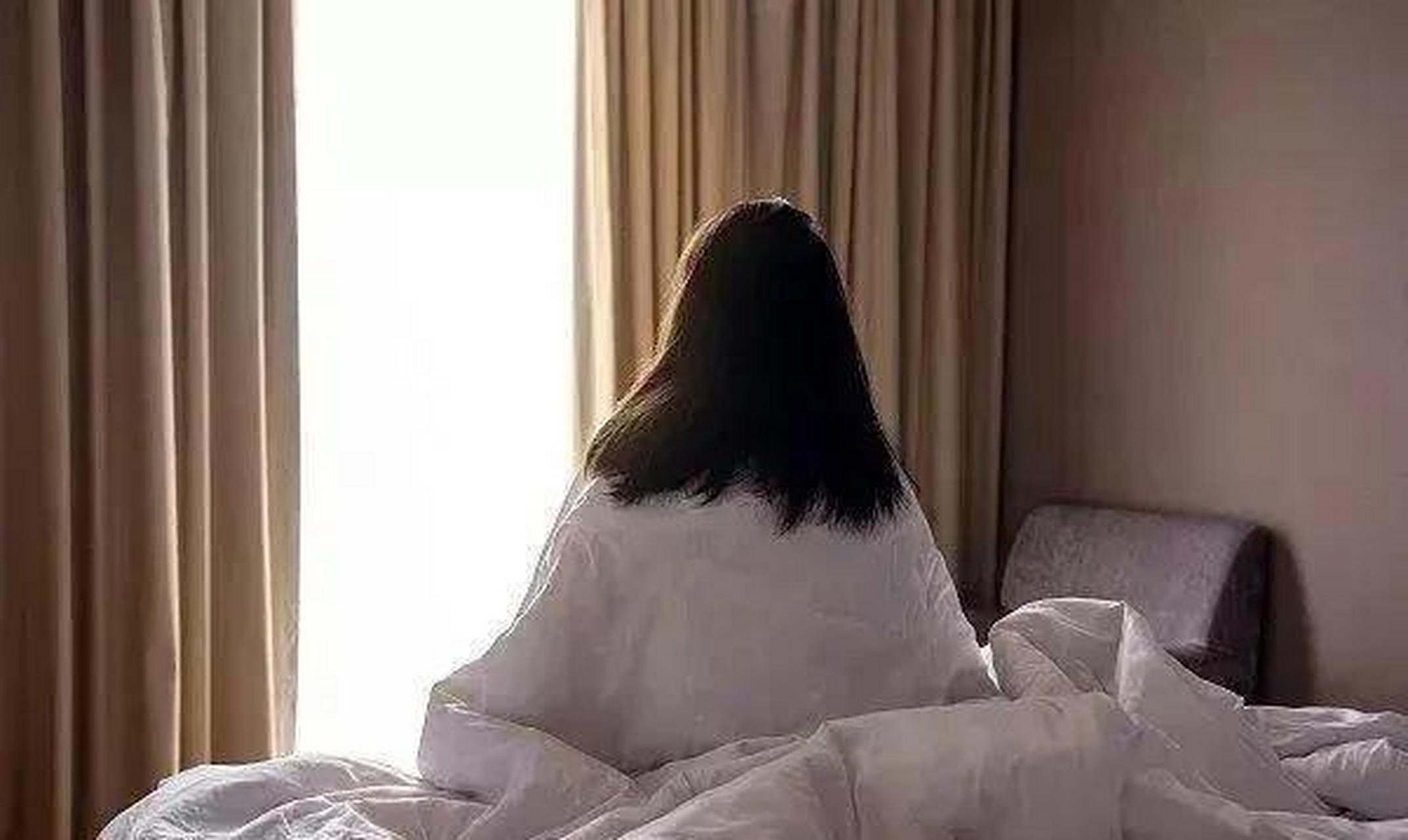 女子跟男朋友吵架后摔门而出,转头找到男网友约炮,男网友使出了新姿势