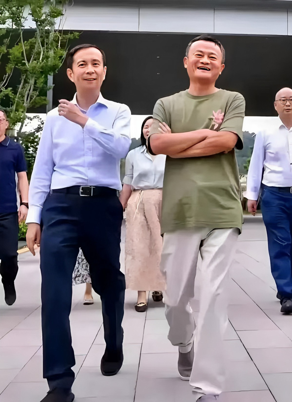 亿万富翁马云,马老板最近频频在中国露面.