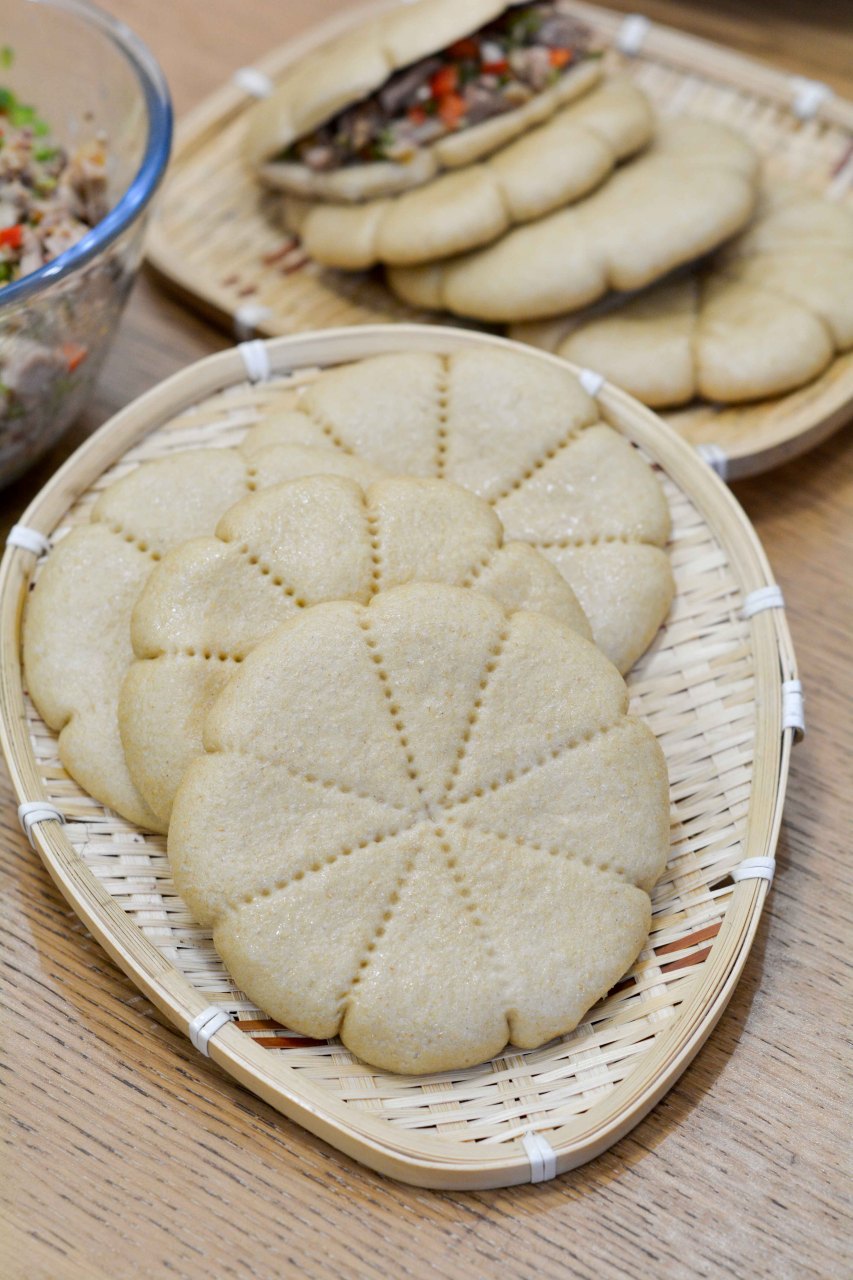 全麦荷叶饼肉夹馍,营养美味 早餐做的全麦饼肉夹馍,饼做成了荷叶饼