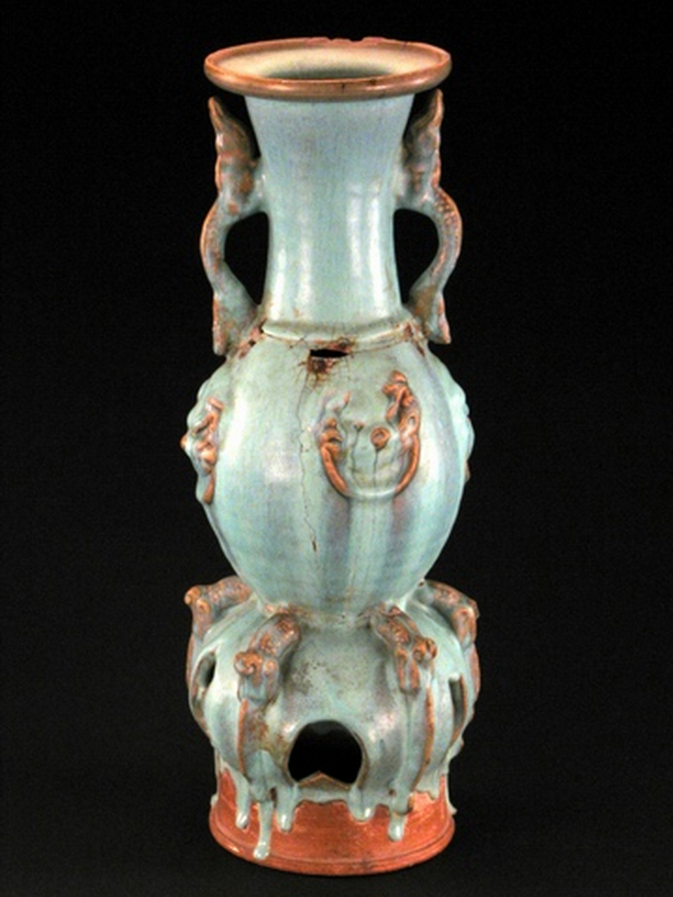 图一:辽代绿釉刻牡丹花凤首花口瓶 图二:辽代绿釉提梁壶 图三:唐代