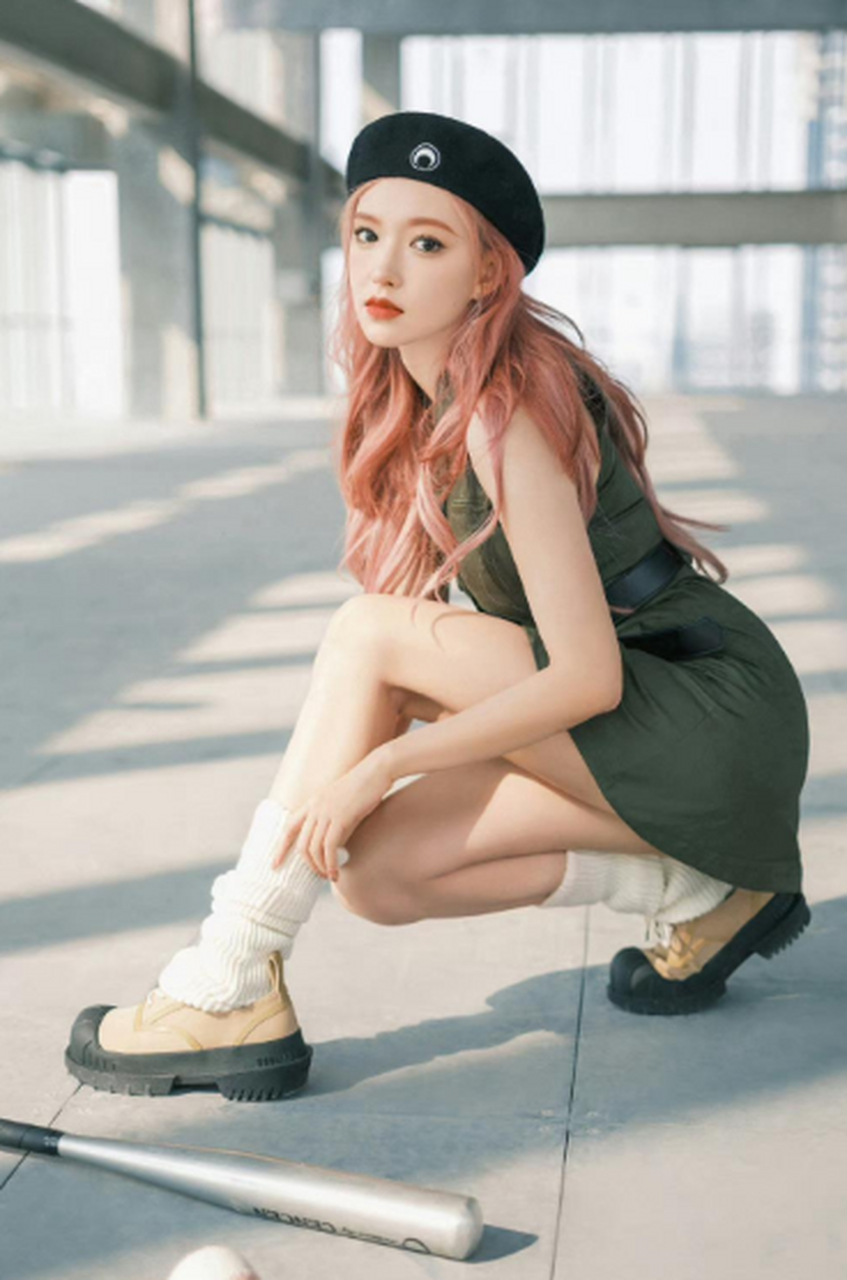 程潇粉发随拍,黑色贝雷帽搭配军绿色背心裙灵动俏皮,午后悠长,发丝