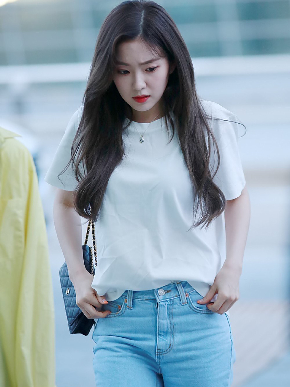 夏天轻装出行穿搭look irene裴珠泫机场私服穿搭look 简单的白t搭配