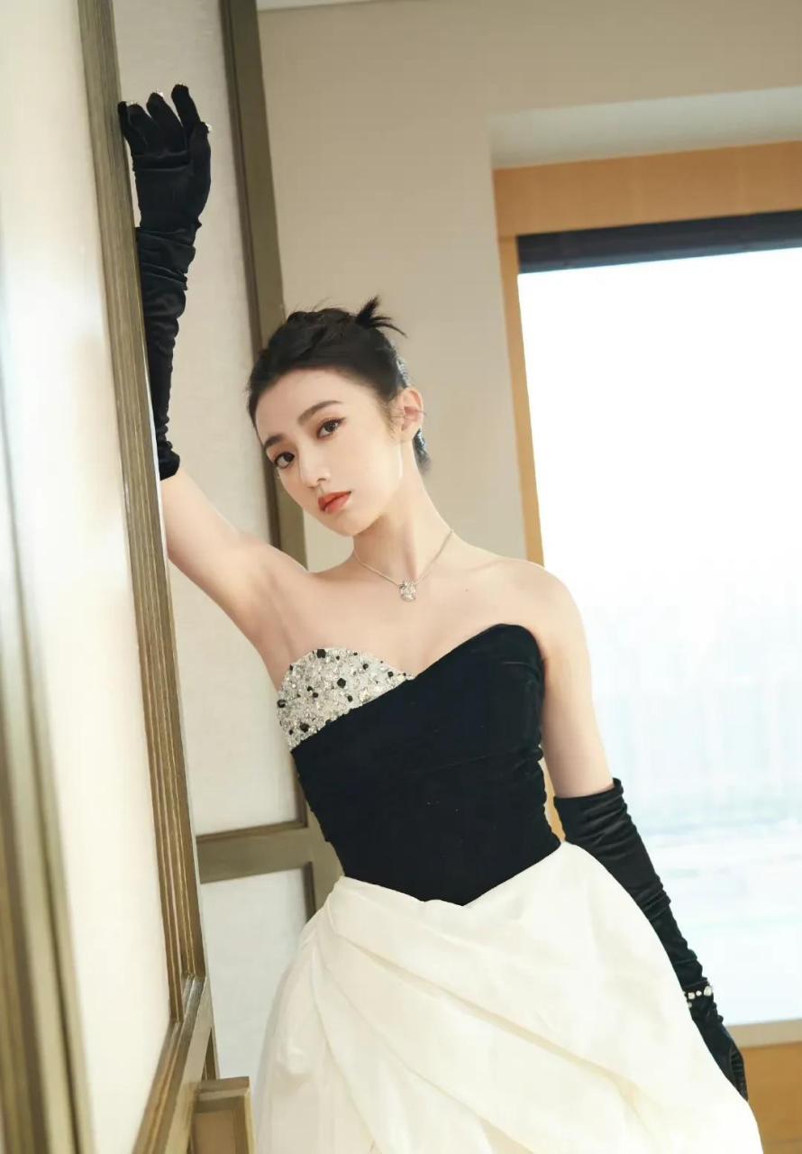 gif创作人# 十八线小明星黄羿写真照,虽然名气很小,但是身材颜值一流