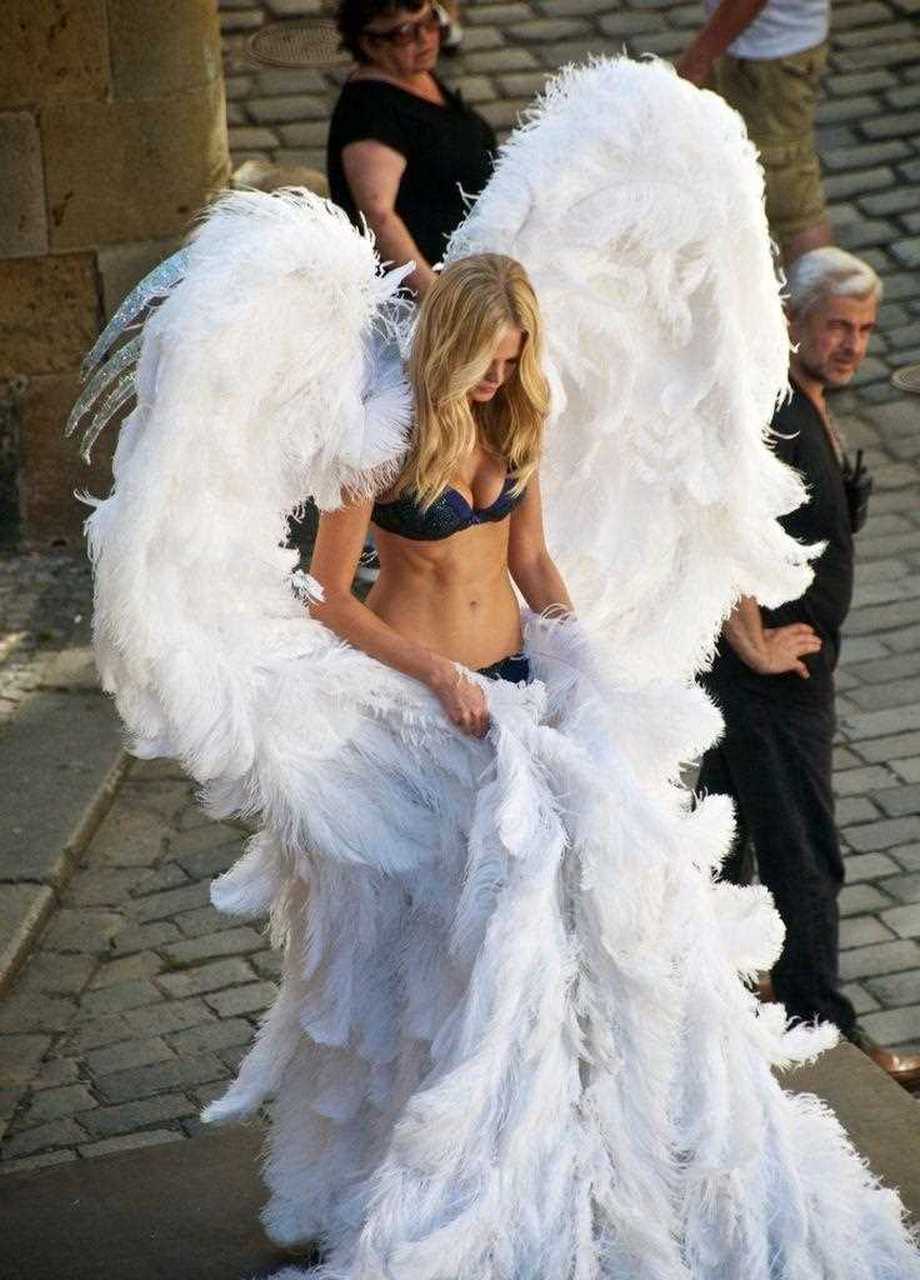 维密超模们在后台,或是拍摄的时候,看到自己仙气又华丽的翅膀,想必会