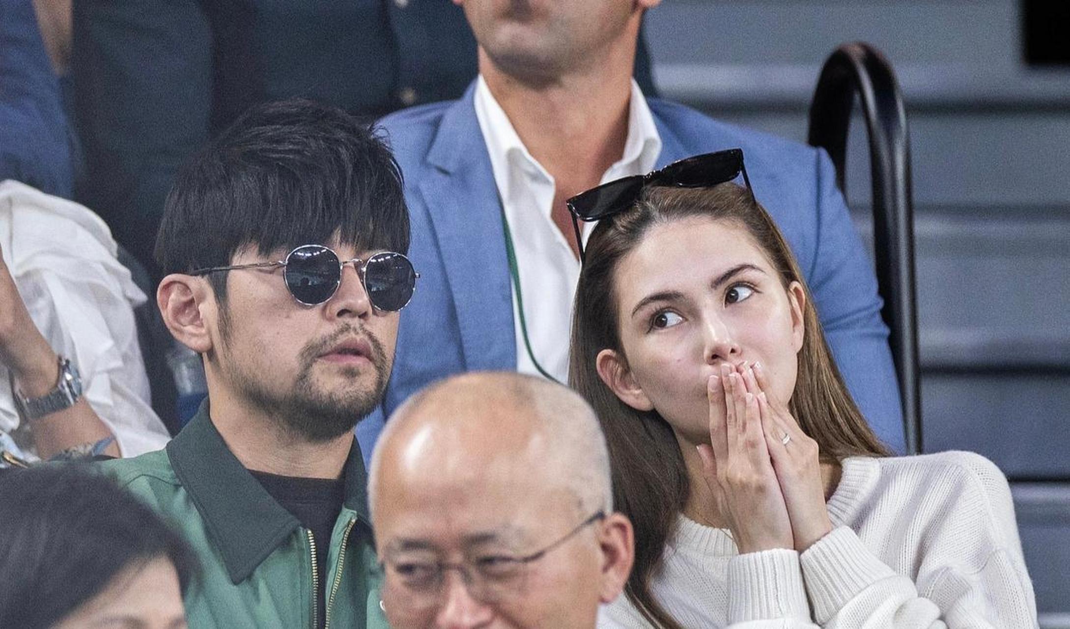 周杰伦昆凌观战澳网男单决赛[比心]