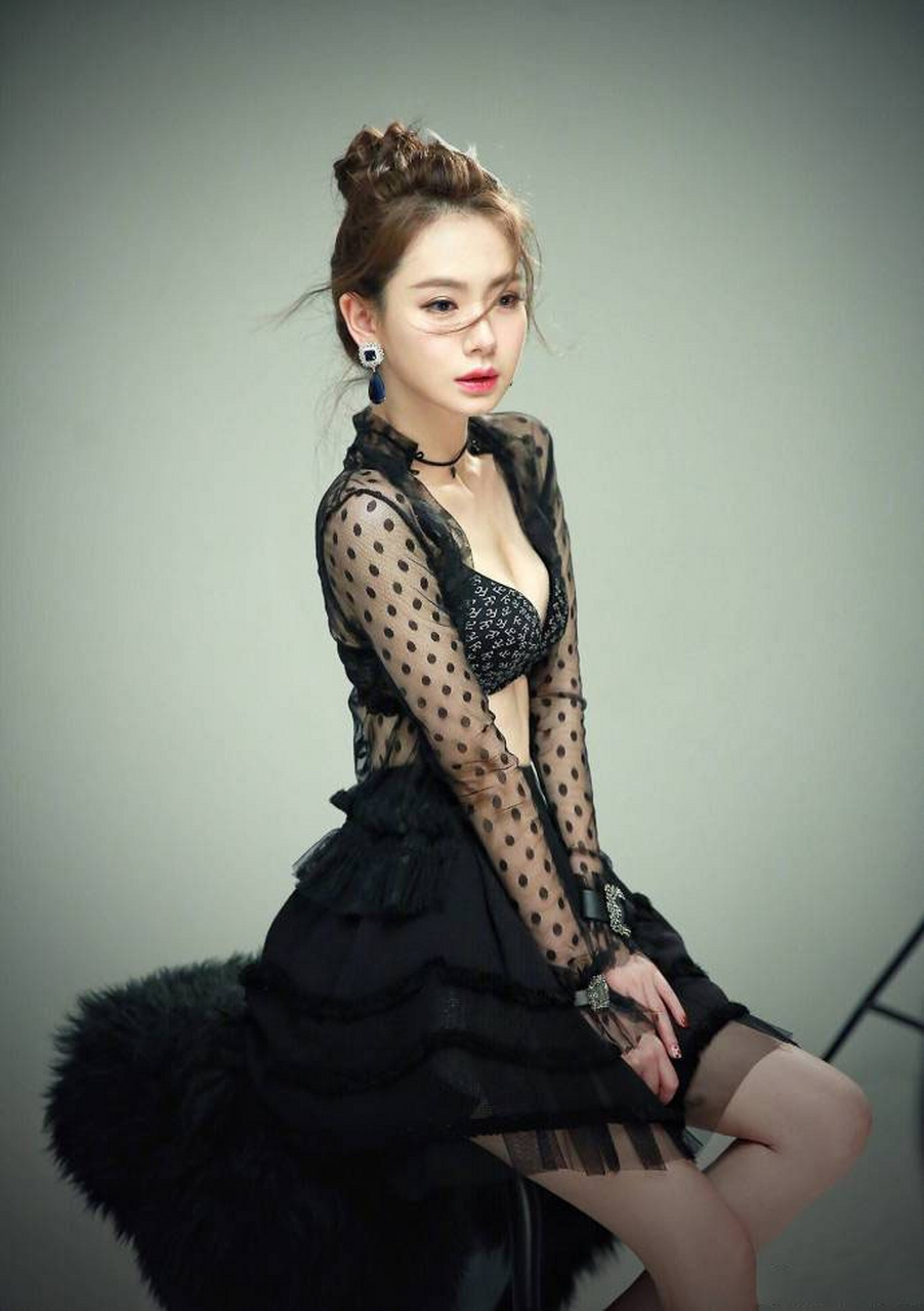 美女# #娱乐# #时尚# 戚薇的时尚内衣秀,好似温婉的千黛名媛!