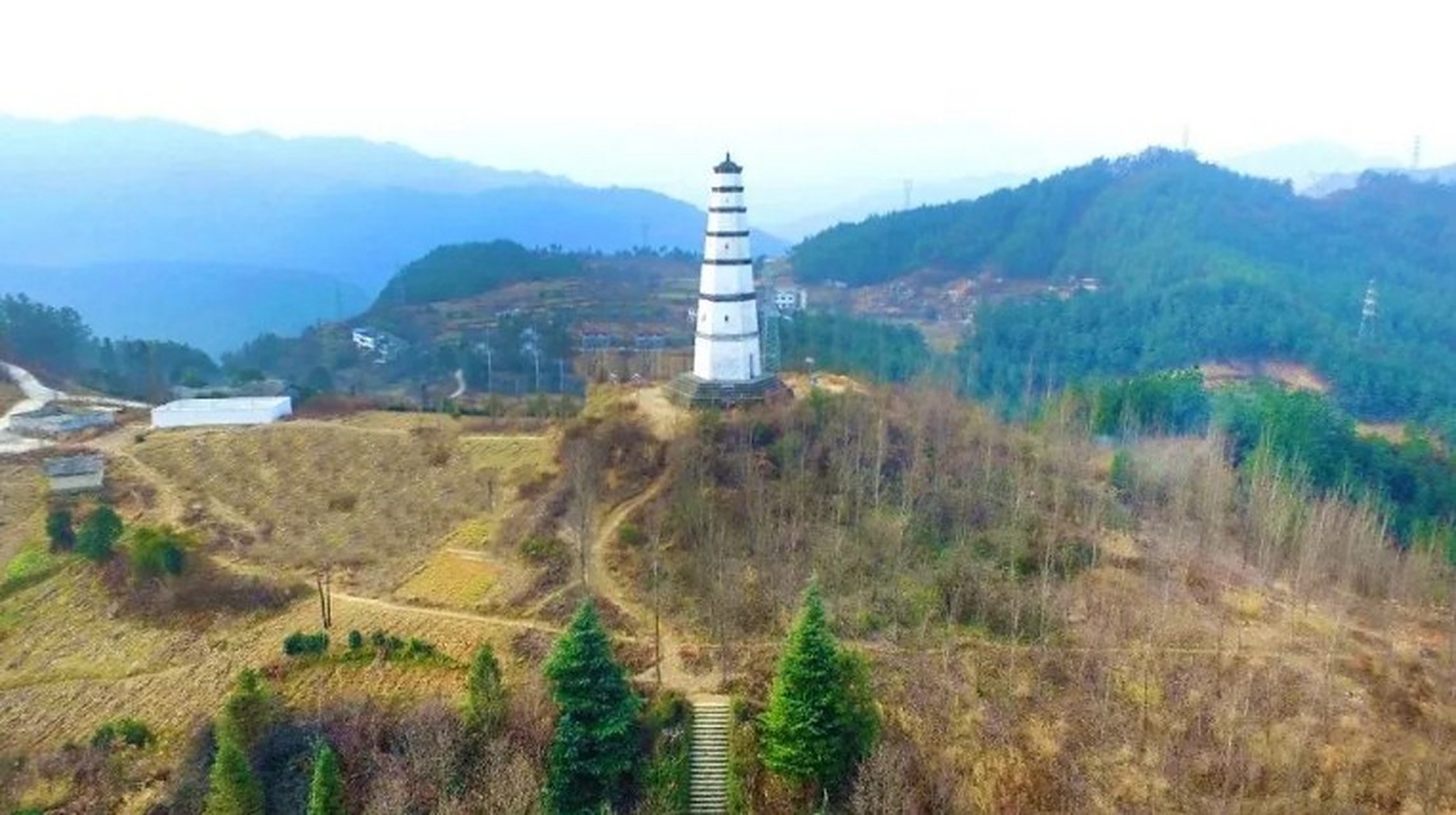 塔子山,位于万源市东南方向,植被资源丰富,自然景观优美,山高陡坡,沿