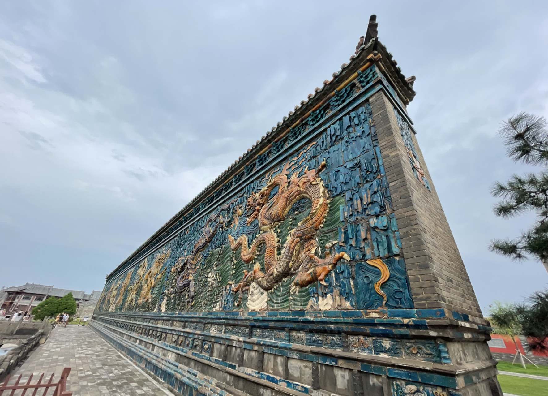 龙在古代一直是帝王的象征,九龙壁更是身份的象征.