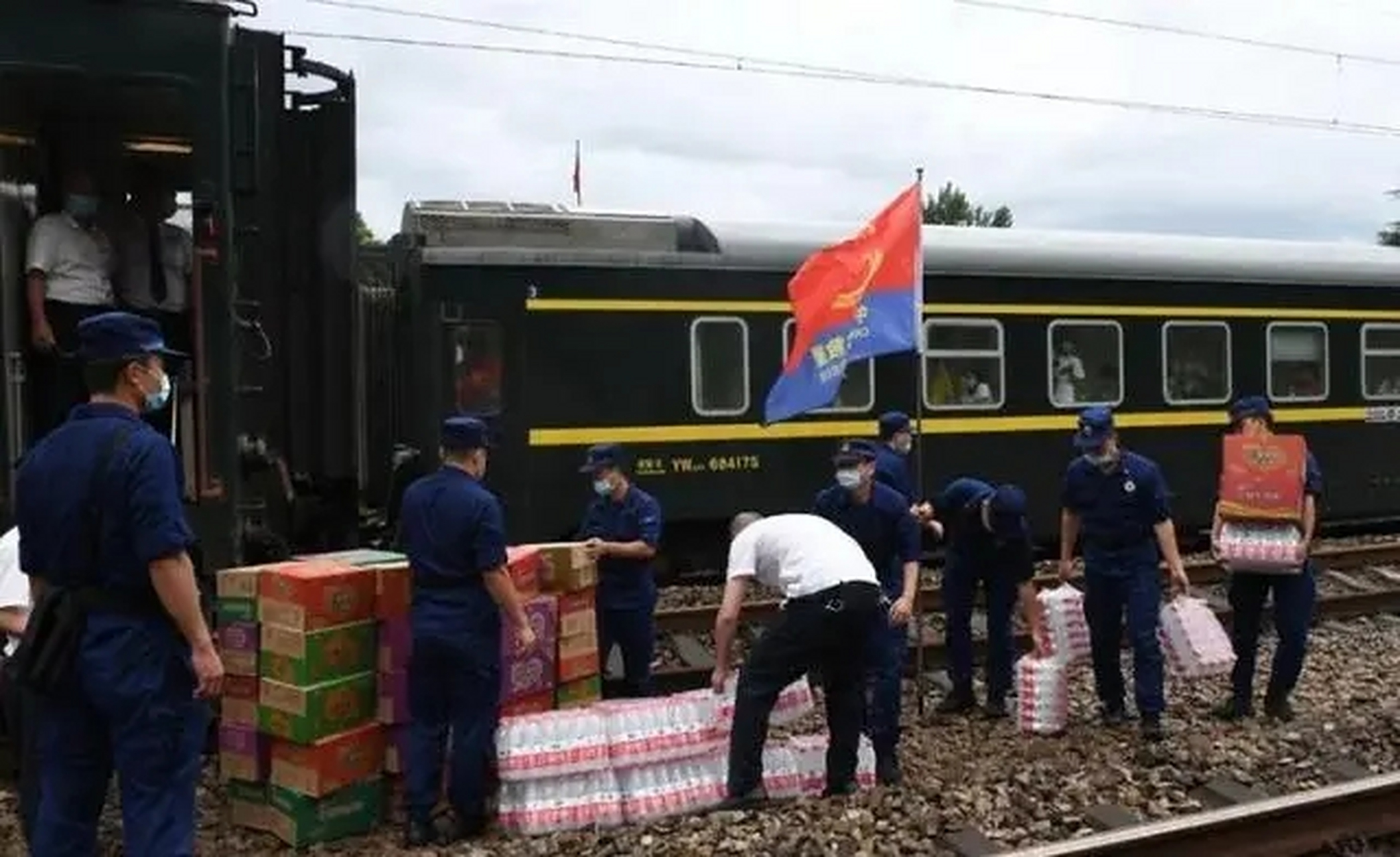 近日,一场突如其来的暴雨导致k396次列车滞留在北京门头沟落坡岭处,让
