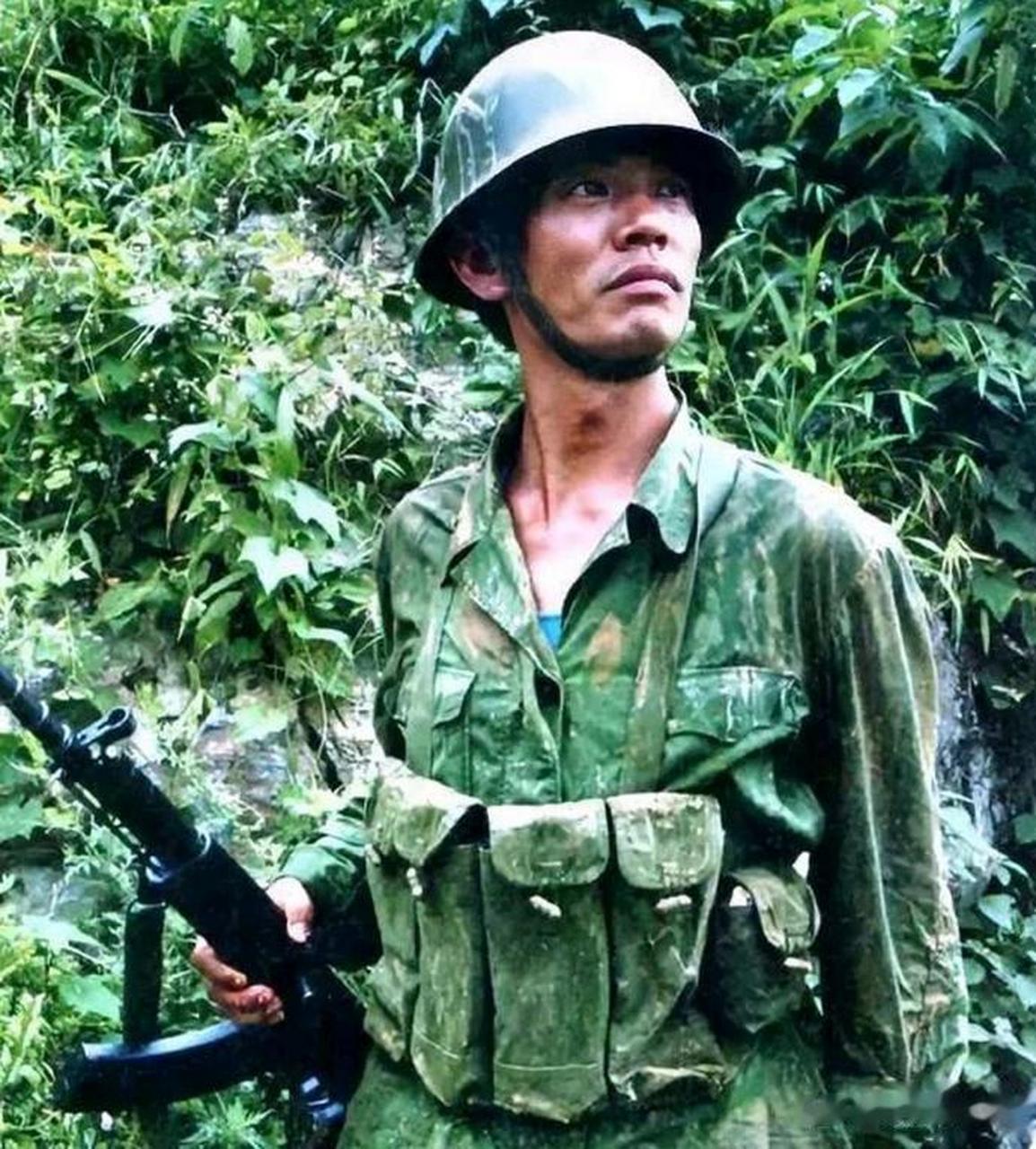 在对越自卫反击战中,一名手拿81式冲步枪的解放军.