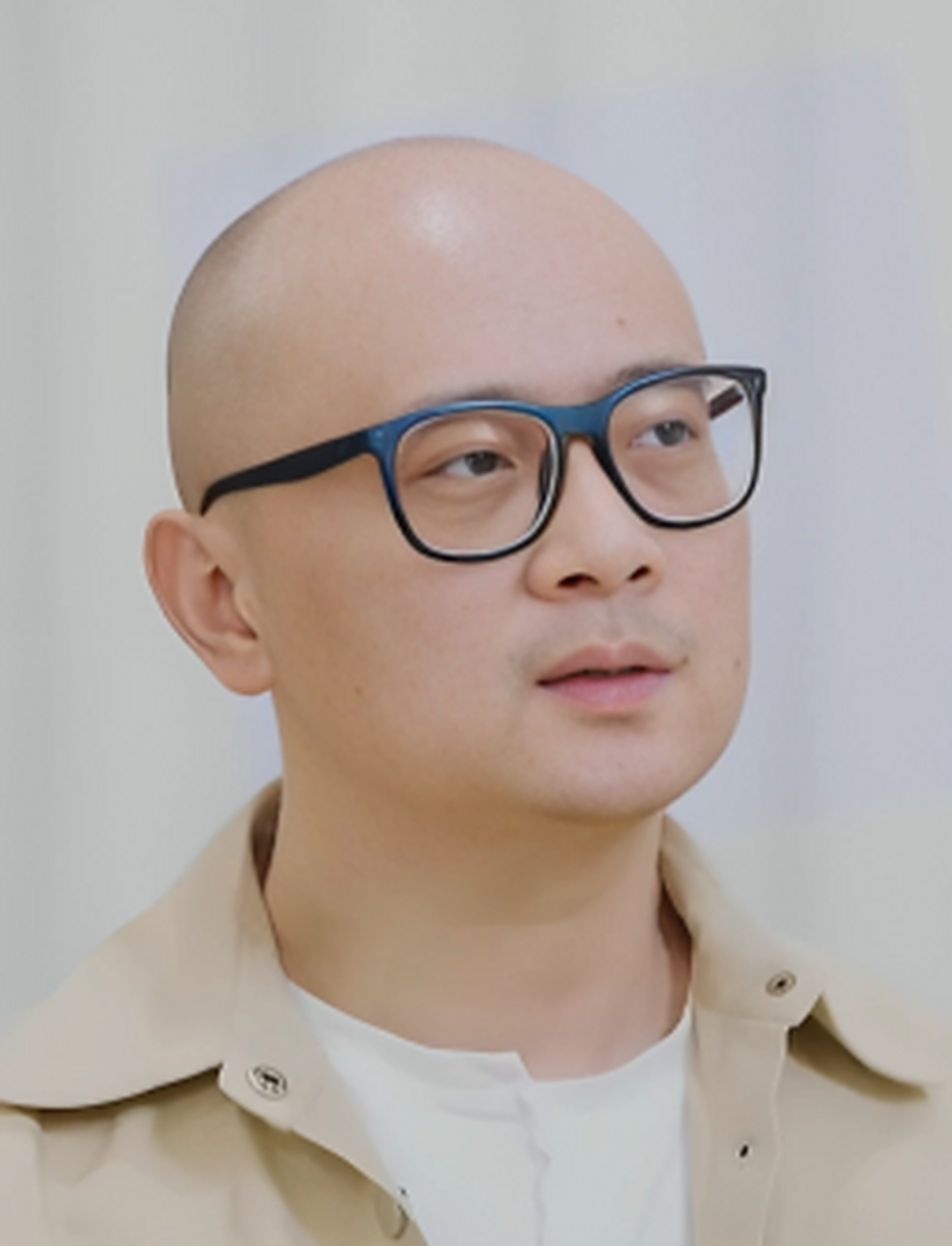 据报道,老刘的生活陷入了固定循环,缺乏社交活动,而傅首尔则专注于