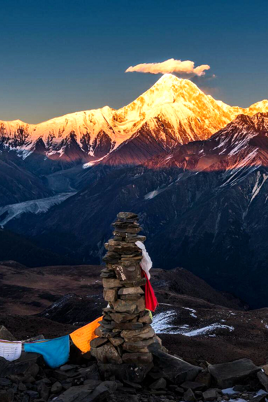 川西雪山|贡嘎山,蜀山之王  贡嘎山位于甘孜州康定和泸定县境内,它"