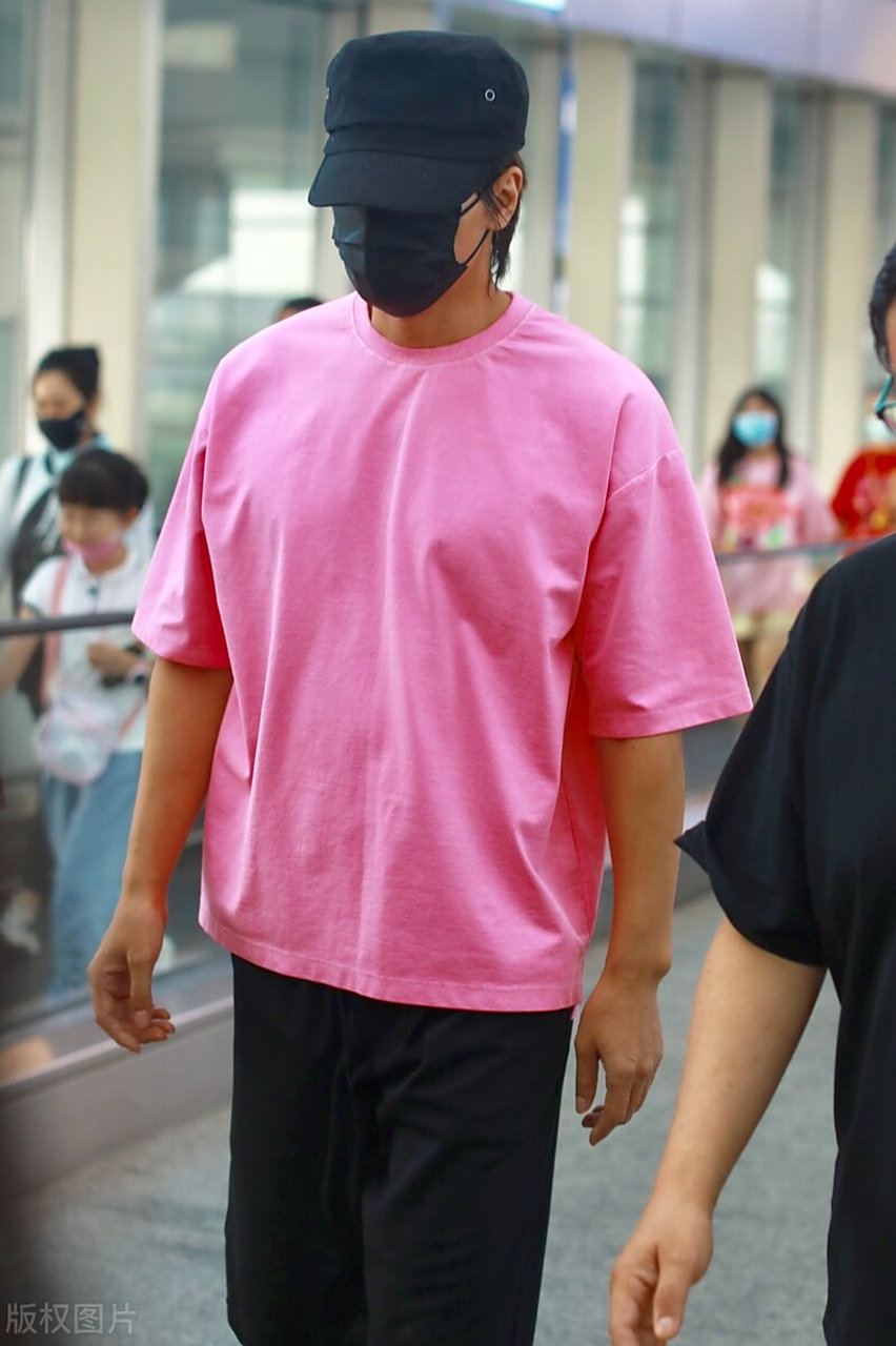 今天言承旭现身北京机场,他穿了一款粉色t恤,看上去非常有型,像个帅气