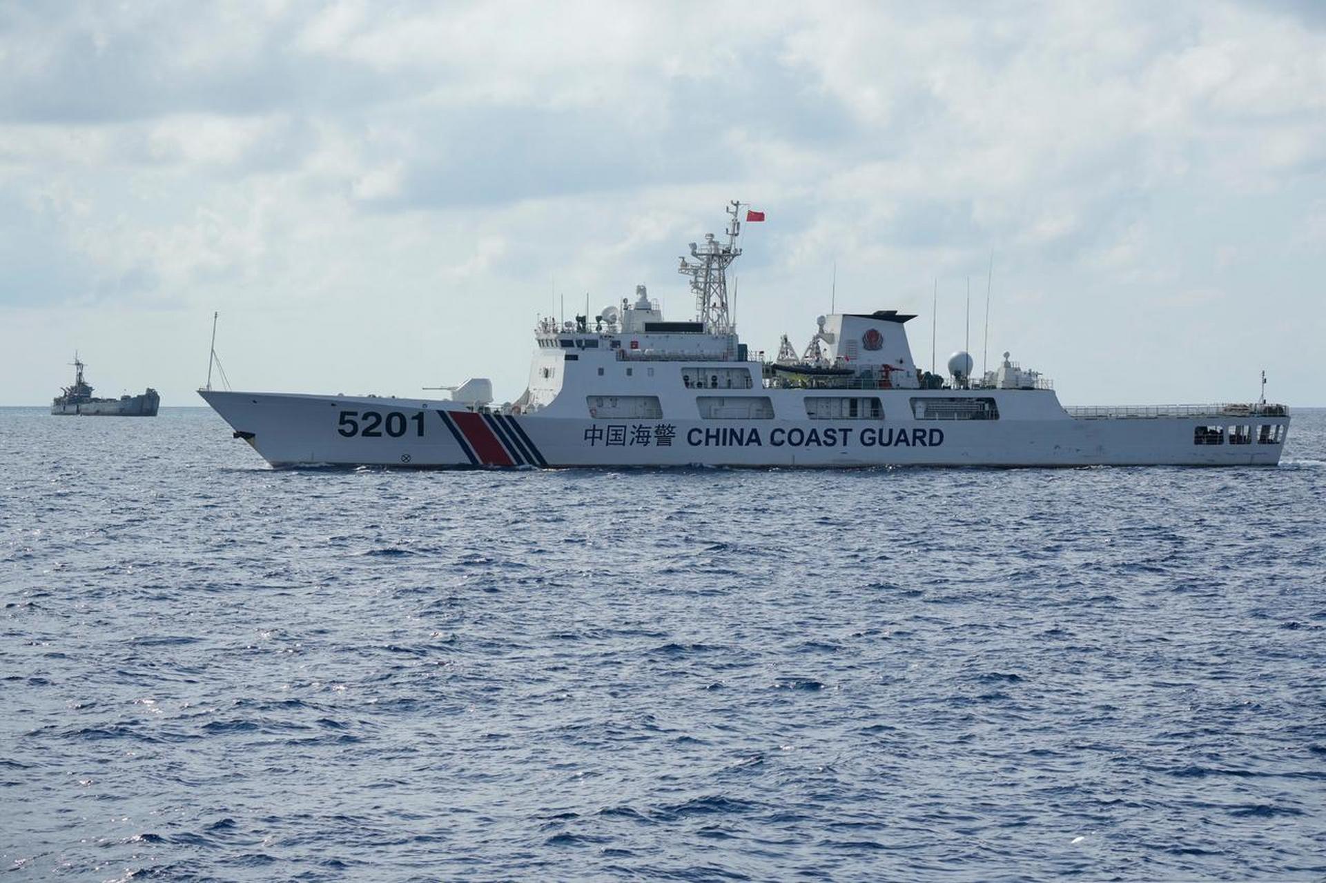 2艘菲律宾巡逻舰快速接近仁爱礁坐滩菲律宾登陆舰,关键时刻,我方海警