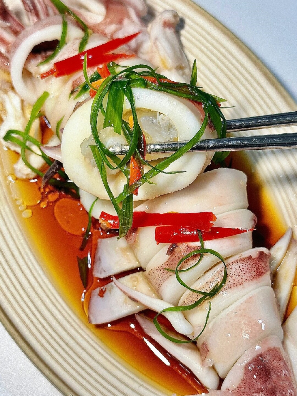 葱油鱿鱼!也太好吃了吧!	  葱花热油浇鱿鱼,鲜味十足!