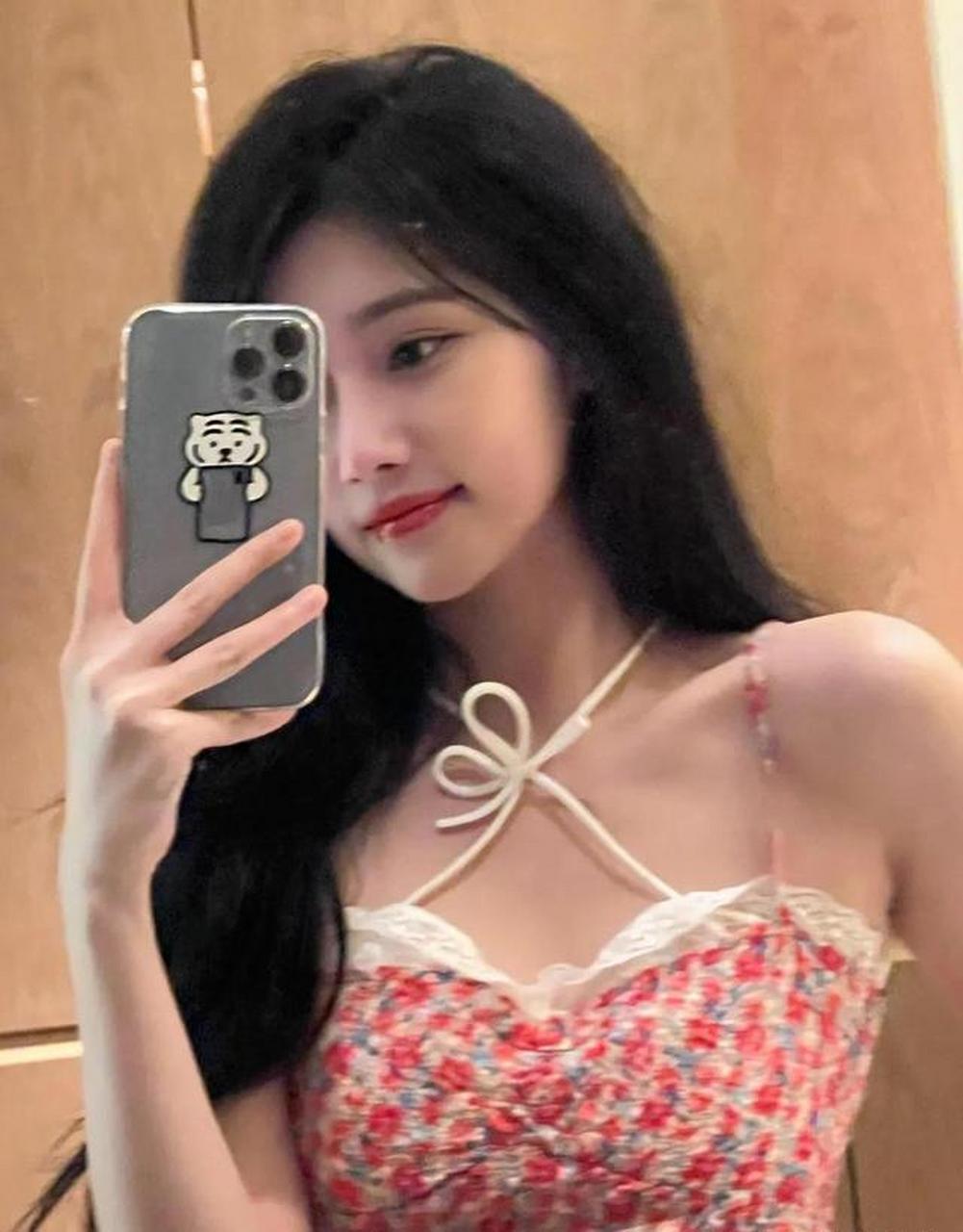 宋昕冉身穿粉色碎花吊带衫搭配牛仔裤俏皮可爱,公主范十足