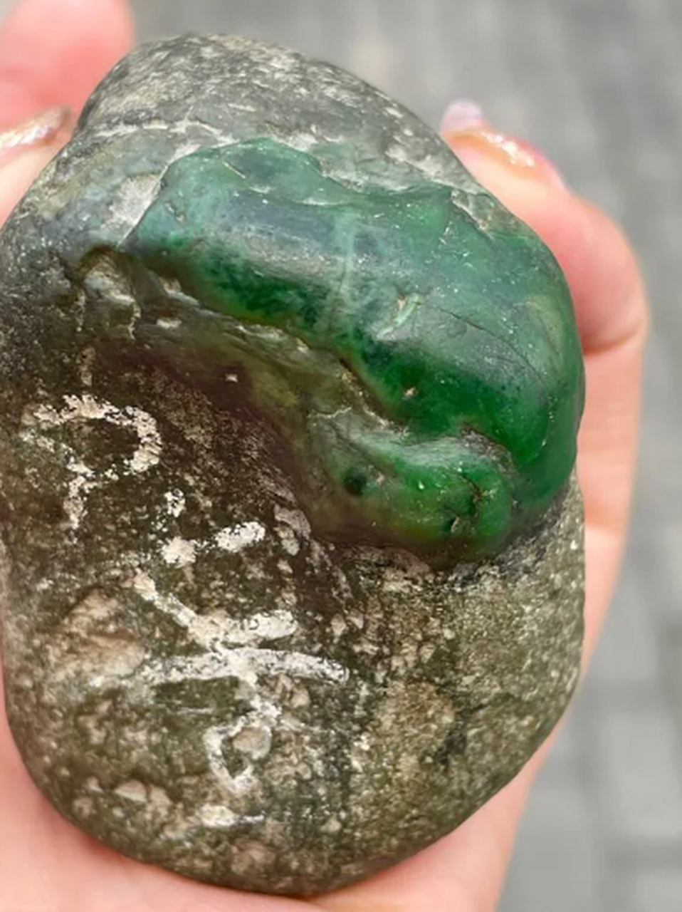 点击头像看直播##翡翠原石#瞒皮老后江,122克,色料,脱沙冰阳绿,色辣