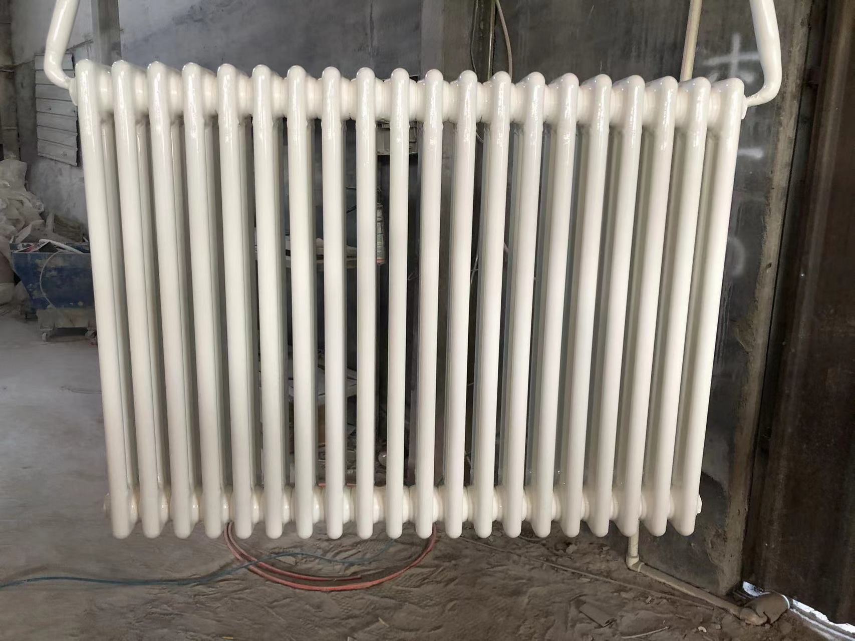 钢三柱暖气片是一种新型的钢制暖气片,它与传统的钢制暖气片相比具有