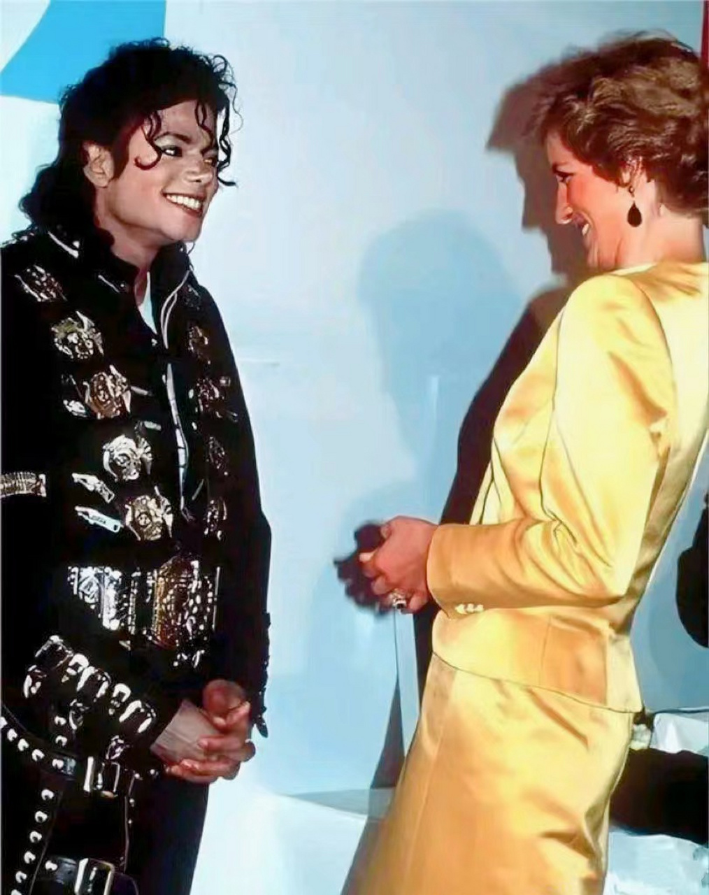 杰克逊还把他的两套演出服装和三套珍贵的唱片都送给了戴安娜.