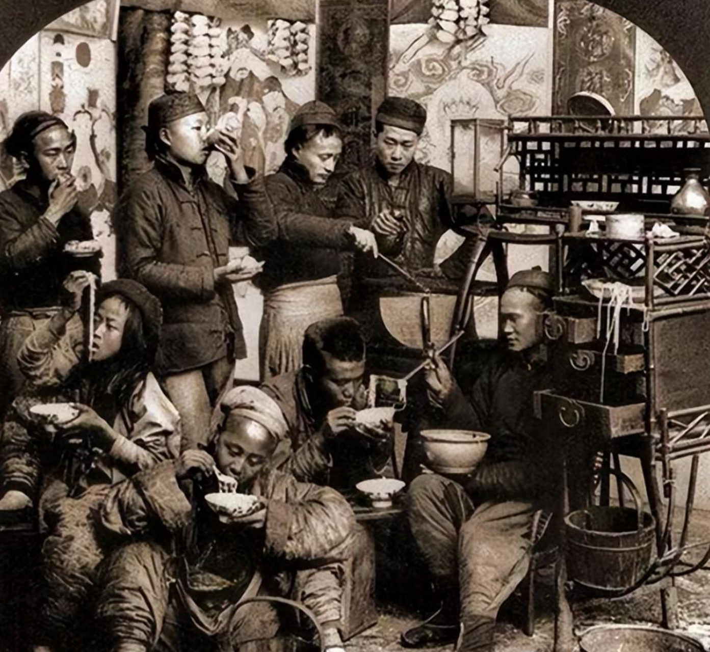 照片是晚清时期地主家里的长工吃饭场景,听老人讲,村里大户雇佣人,都