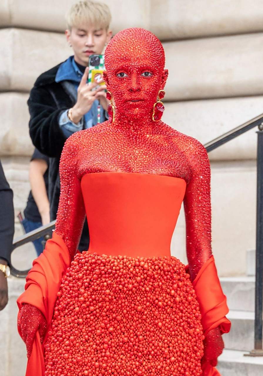 惊呆了[比心]dojacat最新巴黎时装周造型出炉,奢华中的奢华[比心]艳红