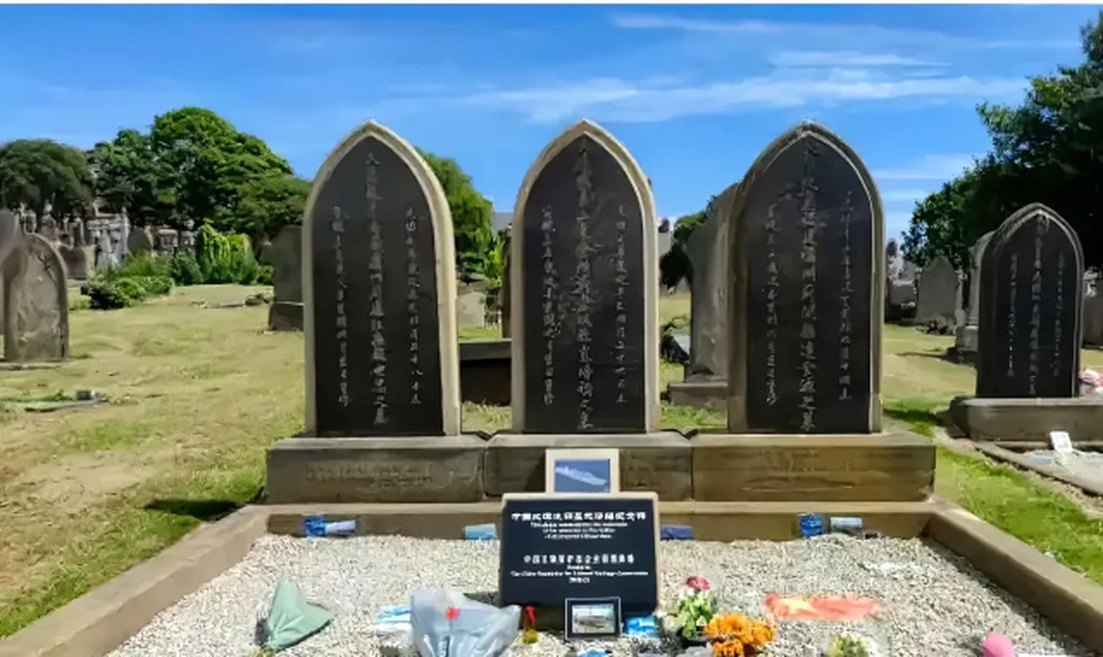 在英国的一处墓地,安息着五位中国军人,墓碑全部朝向东方.