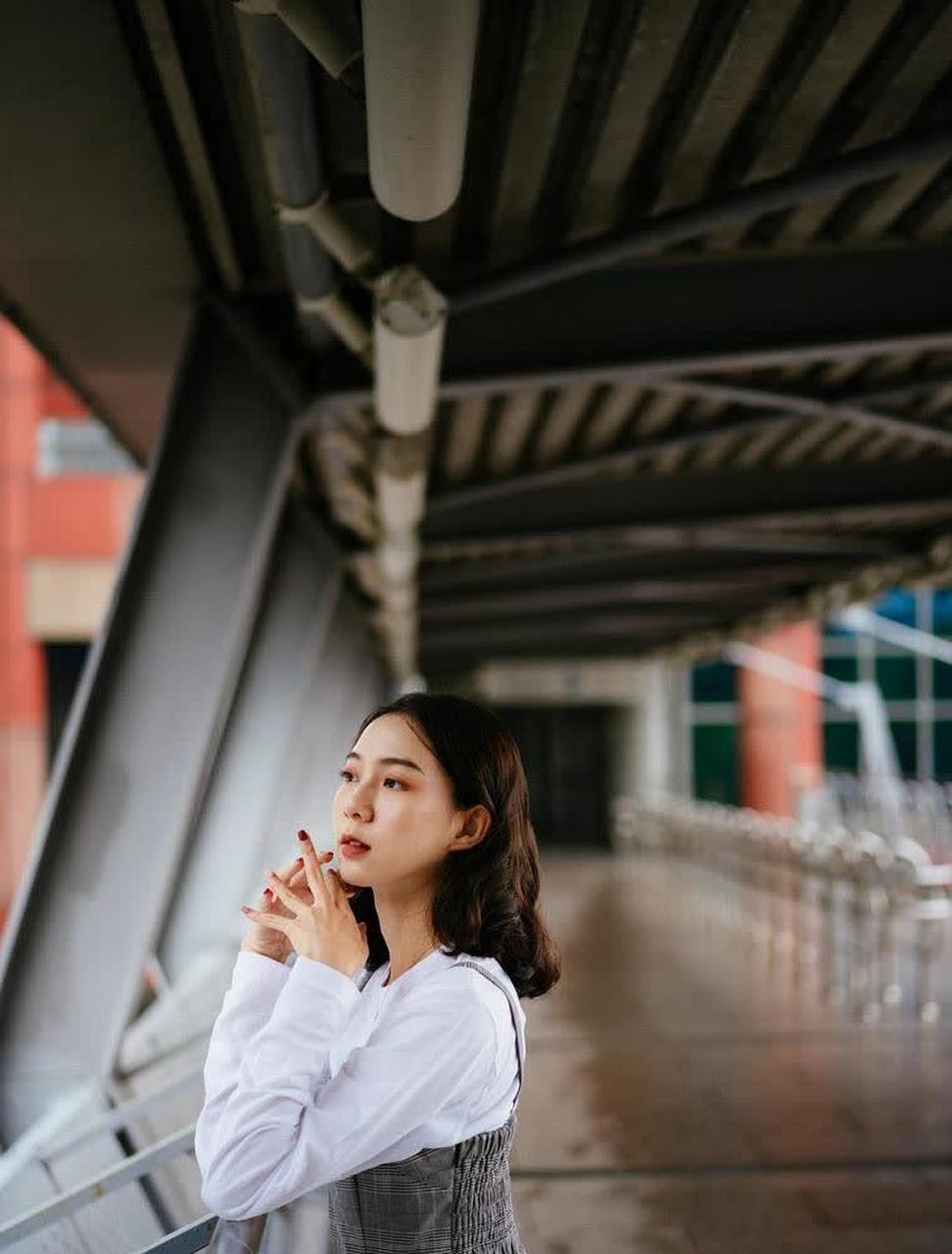 背带裙搭配白色小衫,减龄甜美给你满满的少女感
