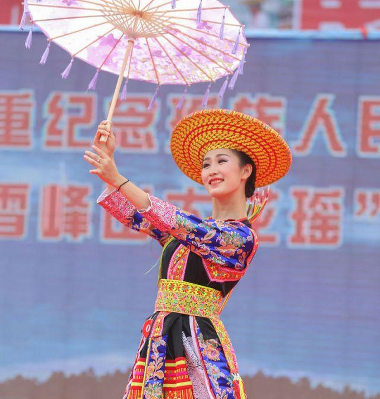 湖南邵阳:花瑶姑娘穿传统服装迎传统节日"讨僚皈"展现独特风情