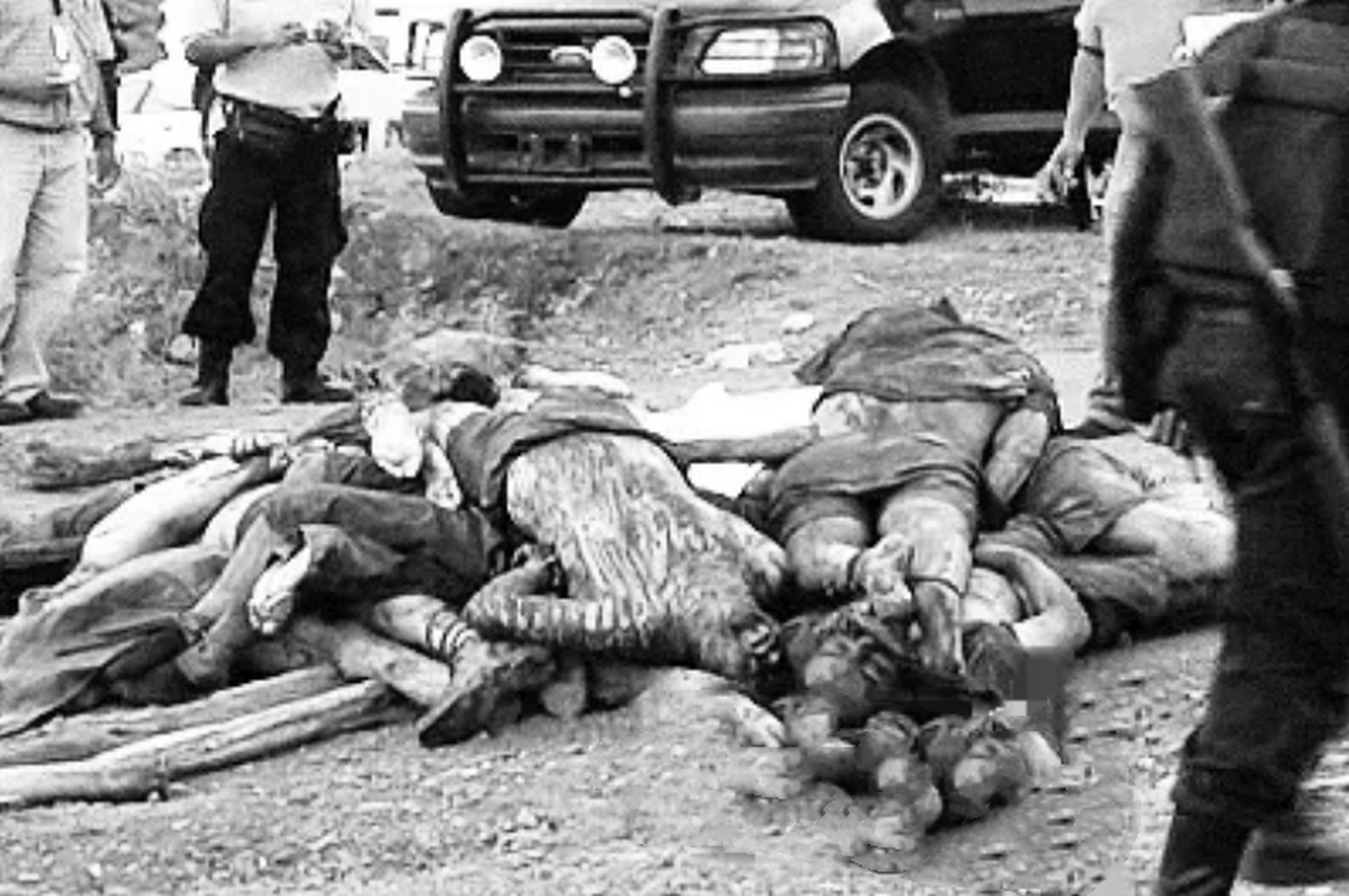 2009年,墨西哥街头,被毒贩杀害的12名警察的尸体,他们全部都是在非