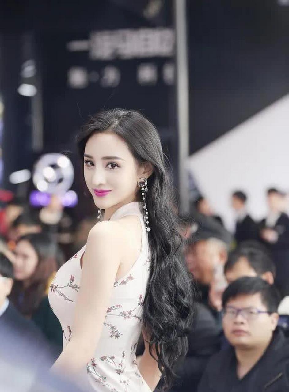 美腿车模吴春怡,穿旗袍大秀身材曲线,气质完美压倒了一切