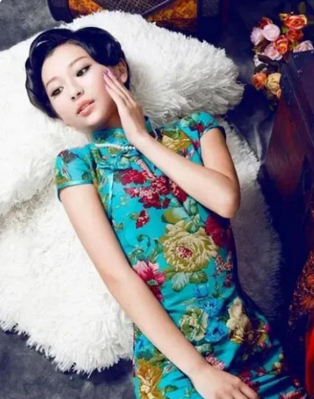 伊娃呢,俄罗斯美女,身材好,就喜欢才的羿光吧,所以她觉得自己虽然跟