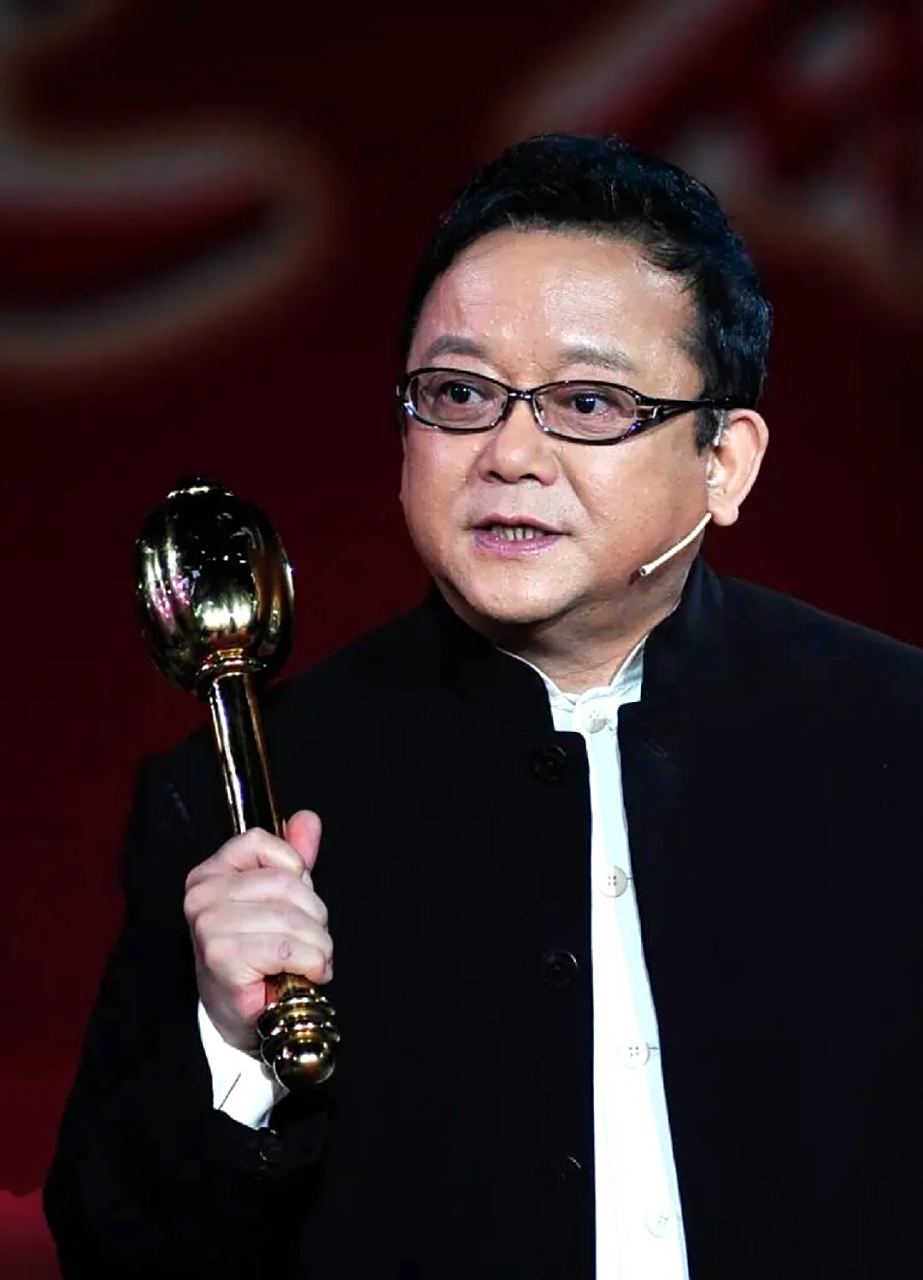 王刚,回族,1948年12月22日出生于辽宁省锦州市古塔区