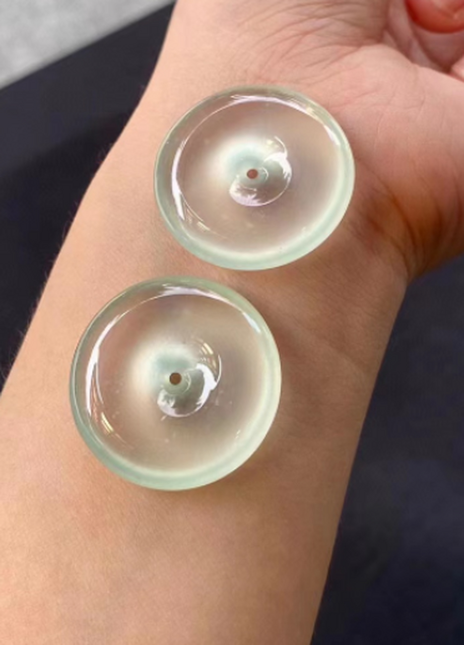 点击头像看直播##翡翠#玻璃种平安扣,种质特别干净细腻,冰块般纯净