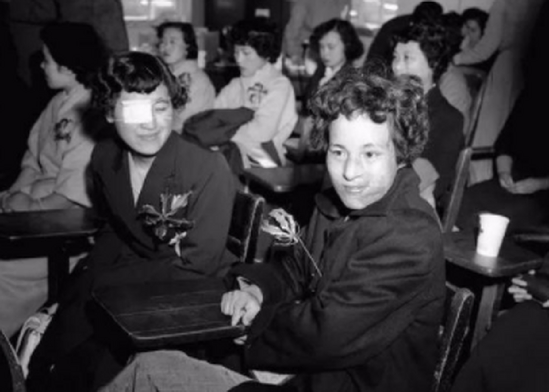 1955年5月9日,广岛核爆生还者,mitsuko kuranoto及emiko takemoto.