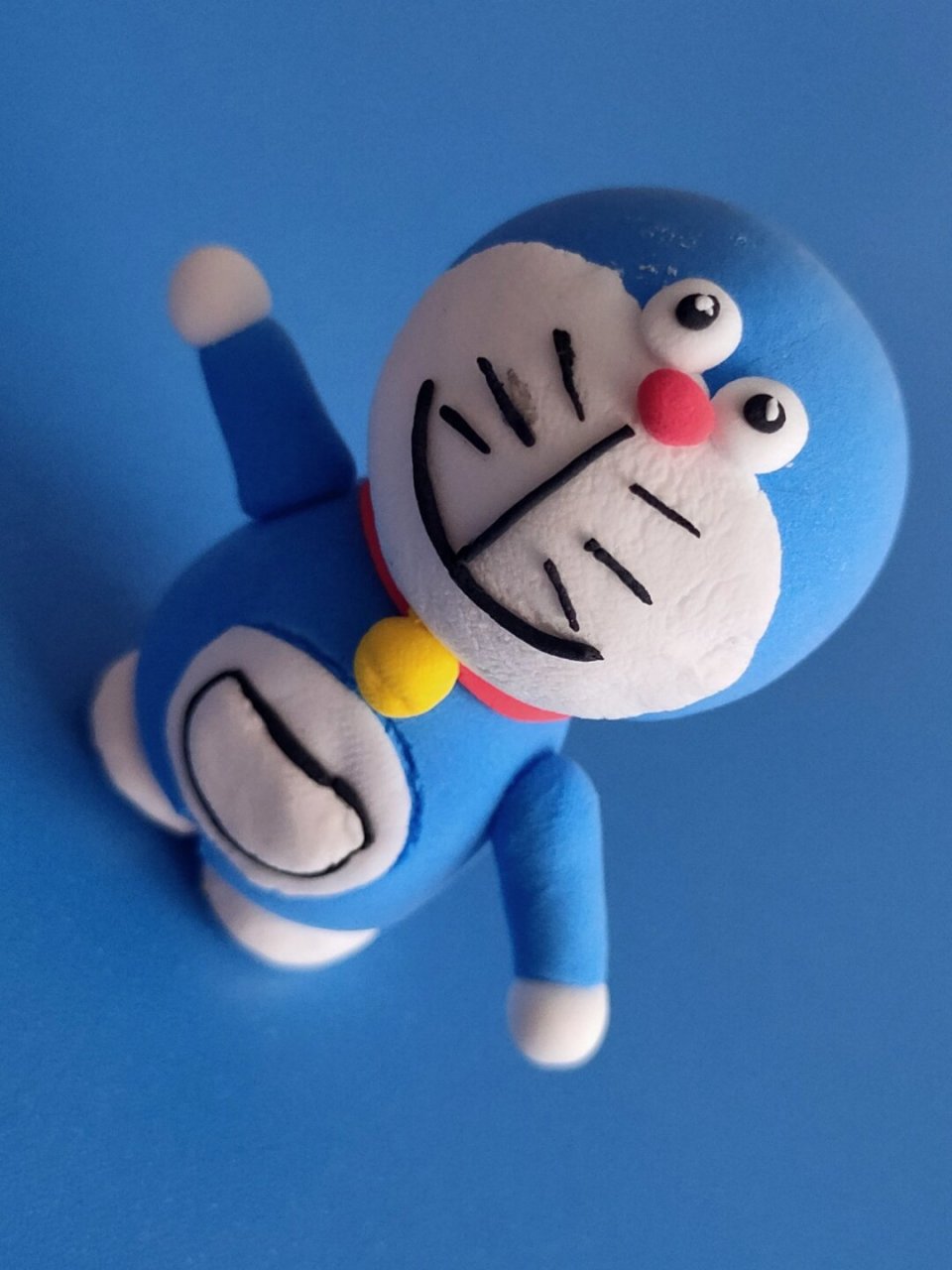 超轻黏土——哆啦a梦  一个形状饱满且圆润的头部.