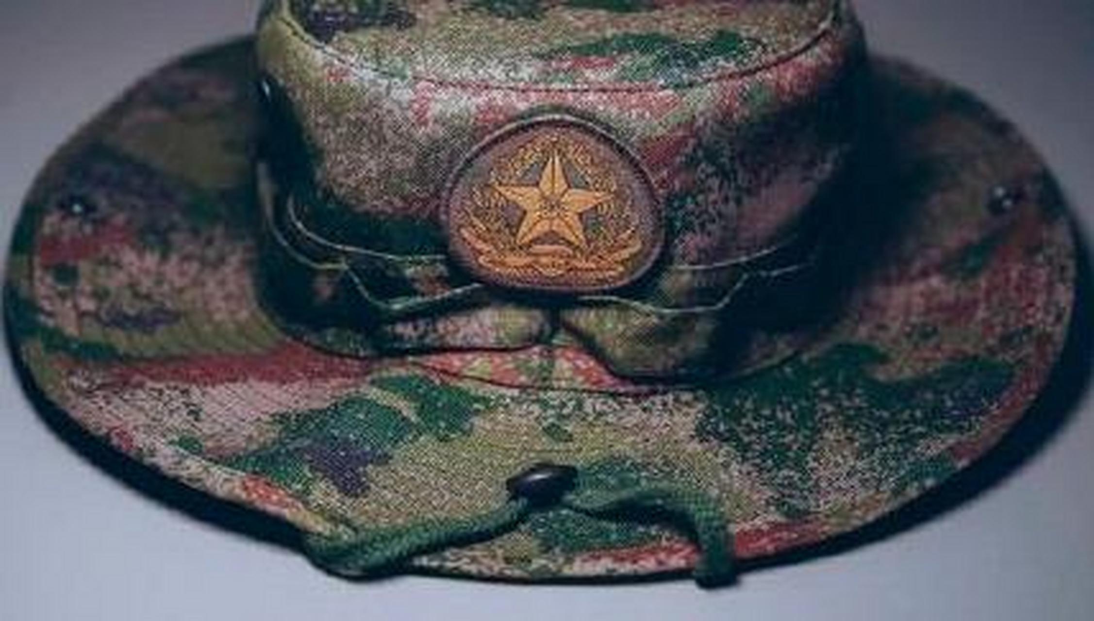 据了解,圆边帽在实战中作用非常突出:宽大的圆边在