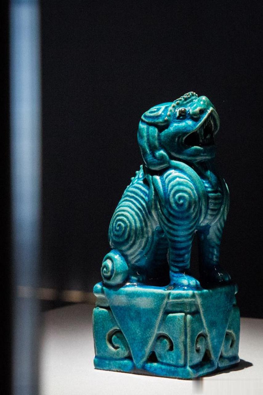 这一抹醉人的孔雀蓝…明代.孔雀蓝釉坐狮//湖南博物院藏