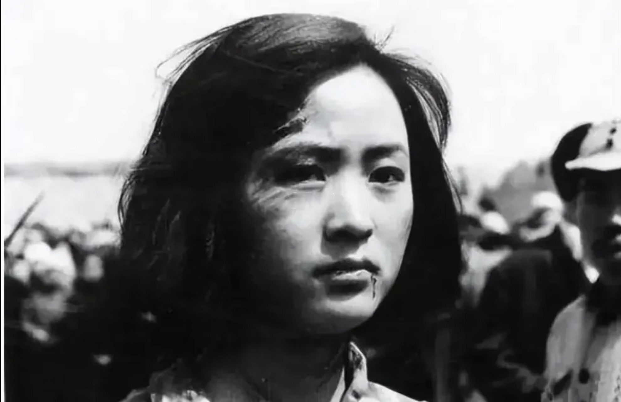 这是一张展示了抗日女英雄王光英勇牺牲的照片.