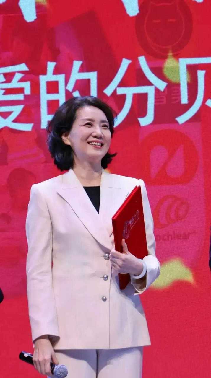 央视主持李修平59岁依然是风采依旧,优雅风韵,一身白色西服出席活动