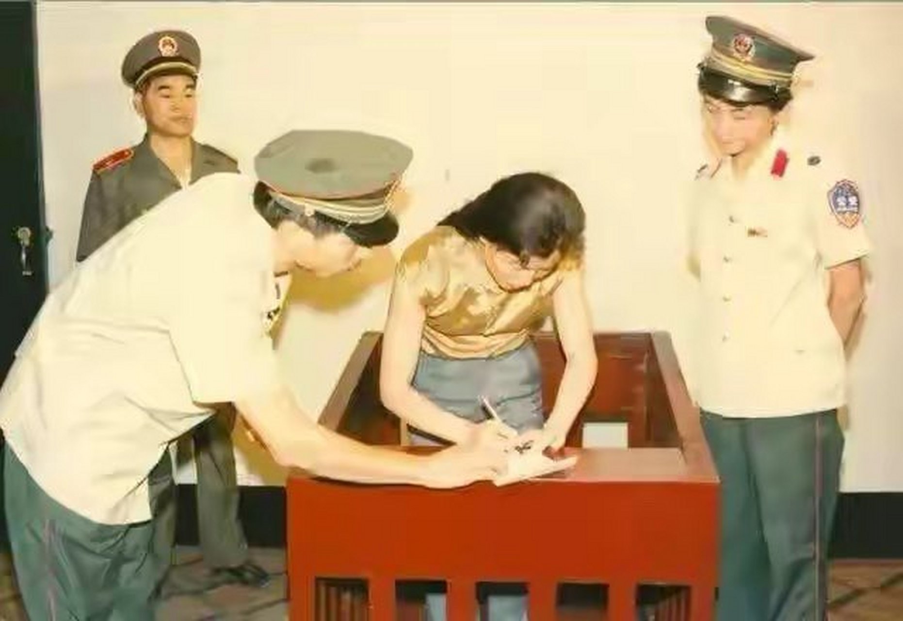 1992年,湖北黄石刑场,最美女犯程春莲被执行死刑前,签字画押.