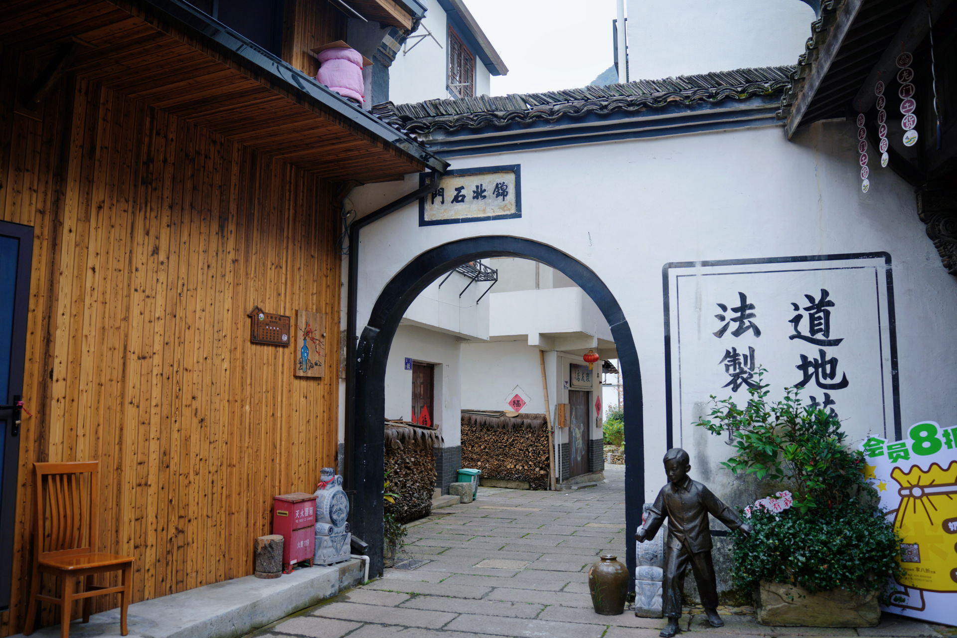 龙门秘境位于浙江杭州市临安区高虹镇,由石门,龙上,大山三个行政村