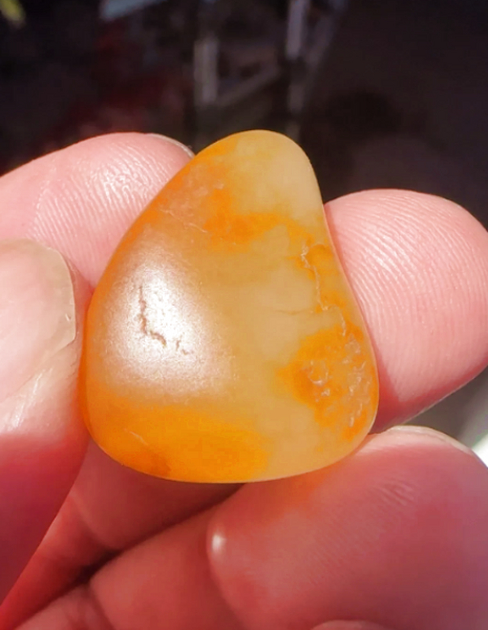 皮籽料是和田玉籽料的一种,由于其长期沉淀在泥沙中,与泥沙中的沙金相