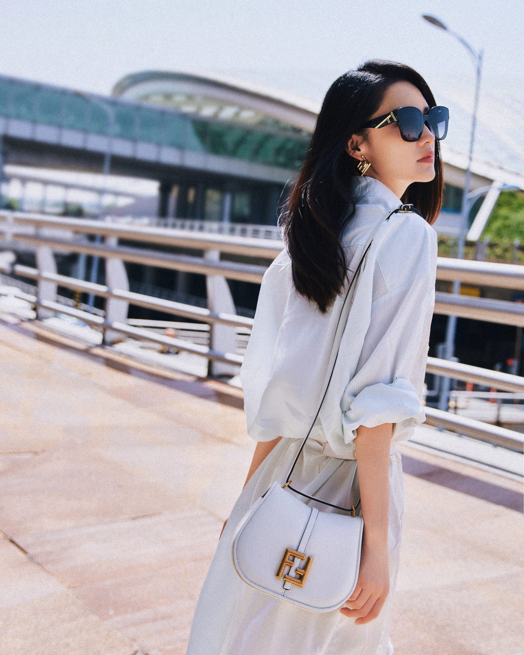 李沁机场街拍,出发前往巴黎高定时装周看秀,简约的白色束腰衬衫裙搭配
