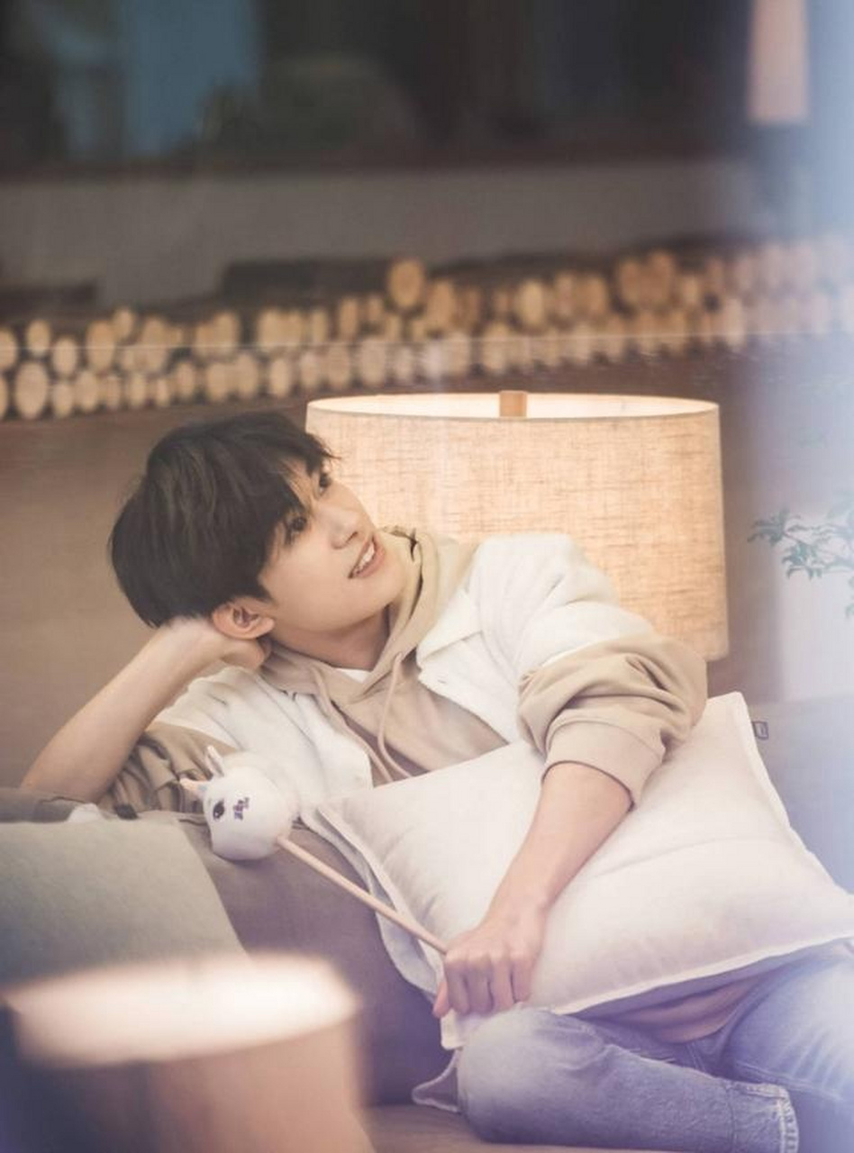 易烊千玺在《快乐大本营》穿着太空服唱着《忽然之间》可可爱爱走来了