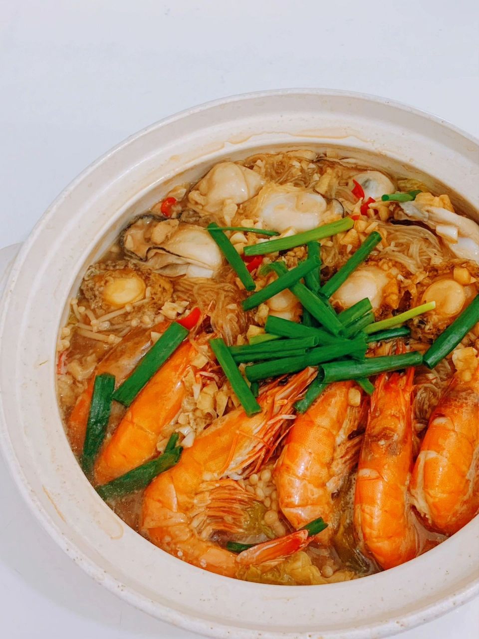 真的太绝了～ 而粉丝,白菜,金针菇吸满海鲜味的汤汁,真的是好吃又下饭