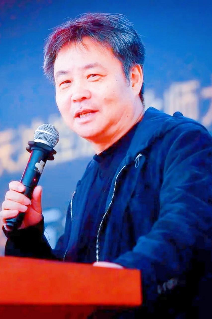 余华说:"一杯水,你渴的时候,它贵如黄金;不渴的时候,觉得寡然无味.