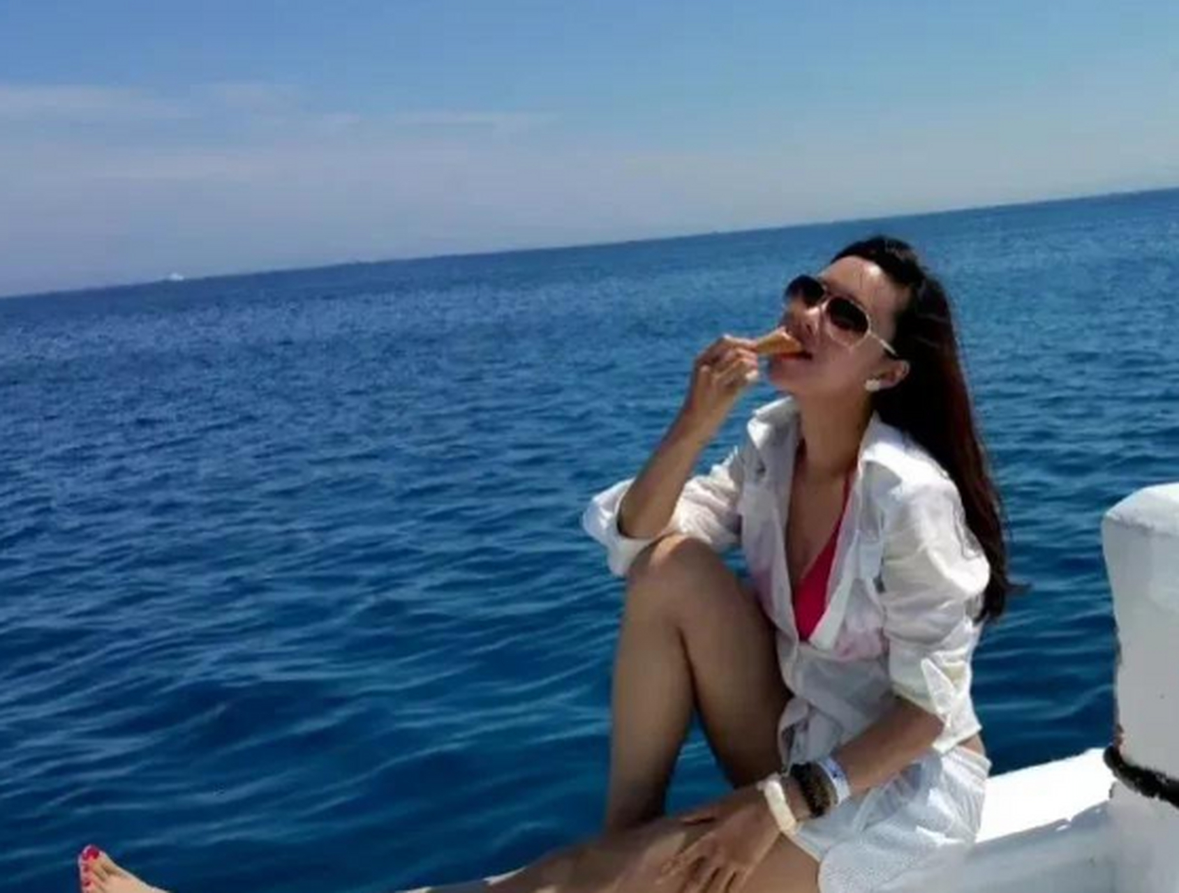 周婷艺名慰笛,东方卫视财经节目主持人知信优雅,年轻活力身材超棒.