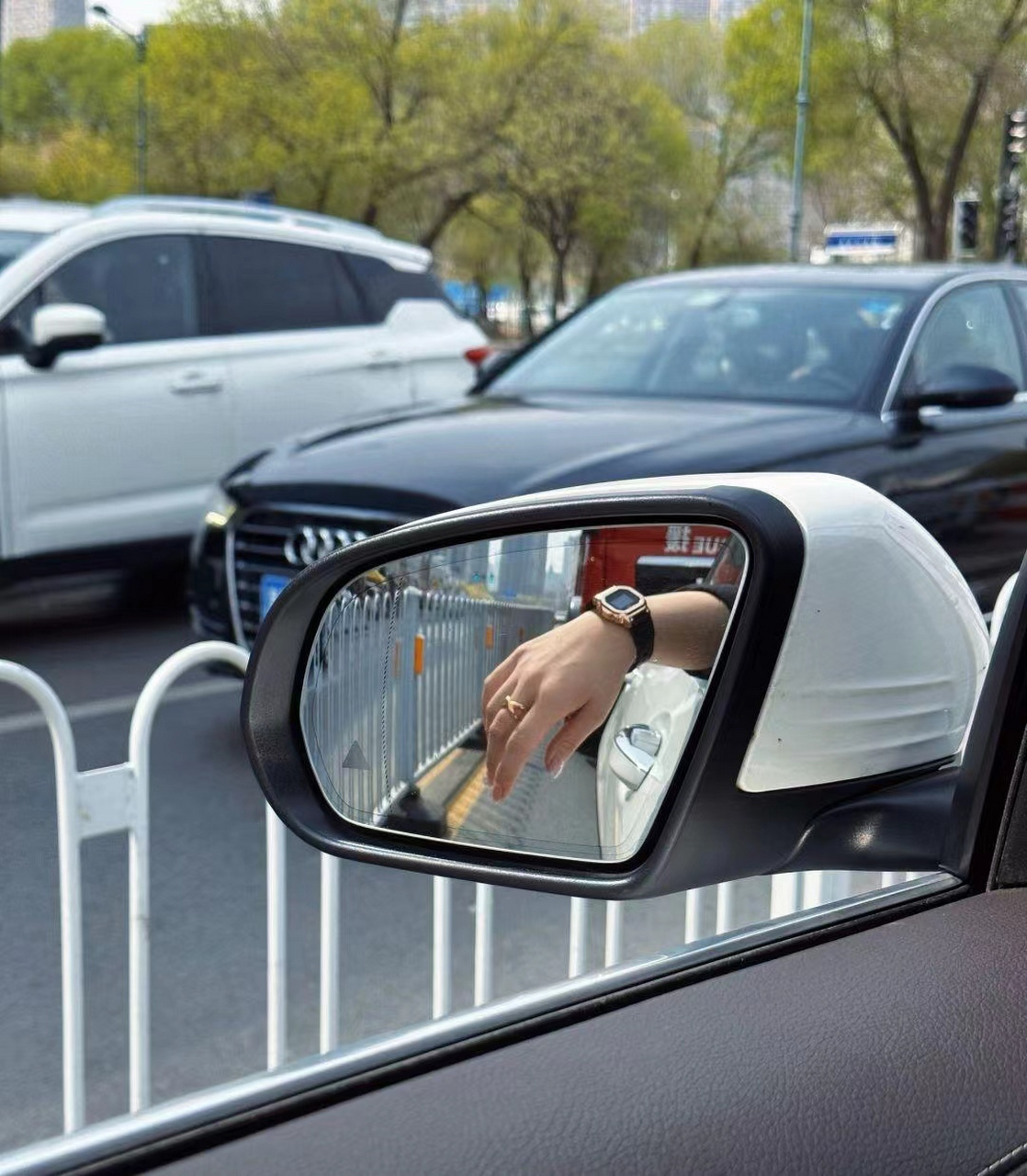 为什么有些男生喜欢开车把手搭车窗外?