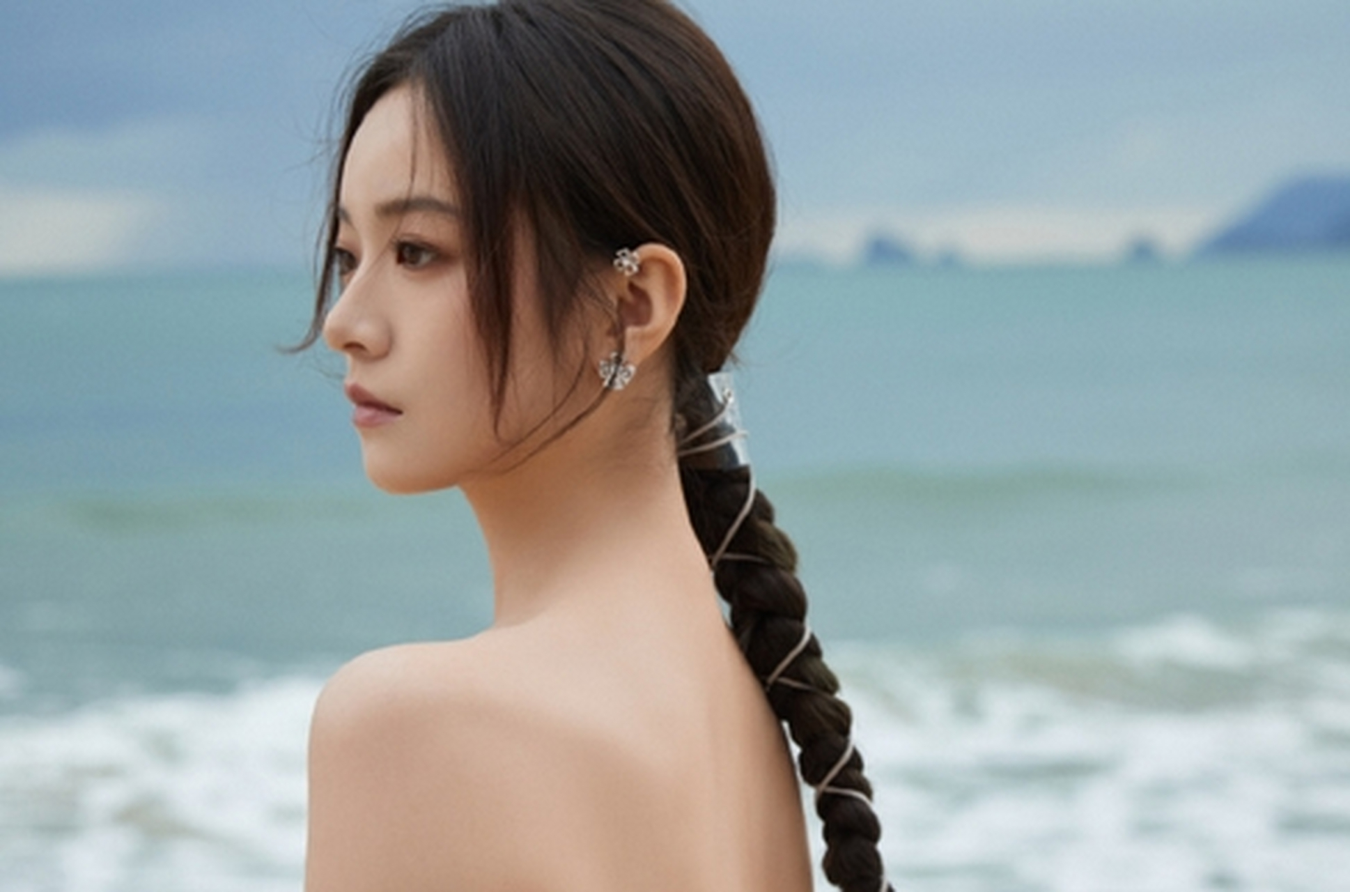 在釜山电影节上,年轻演员李庚希身着一袭灰色长裙